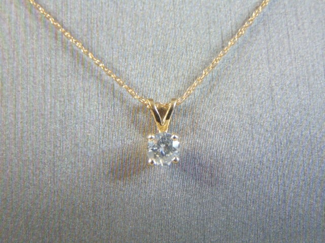 Womens 14K Gold Necklace w/ Diamond Chip Pendant: FOR SALE IS THIS LOVELY VINTAGE ESTATE 14K GOLD NECKLACE WITH A DIAMOND PENDANT. THE NECKLACE AND PENDANT WEIGHS 1.3g. NECKLACE MEASURES 17 7/8" LONG. THE PENDANT MEASURES 3/8" LONG BY 1/8" WIDE. THE 