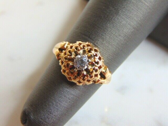 Womens Vintage Estate 14K Yellow Gold Diamond Ring: FOR SALE IS THIS WOMENS VINTAGE ESTATE 14K YELLOW GOLD DIAMOND RING. THE RING WEIGHS 2.3g, AND IS A SIZE 4.5. THERE ARE ABOUT .15cts OF DIAMONDS. THIS MAKES A LOVELY GIFT FOR THAT SOMEONE SPECIAL. ANY