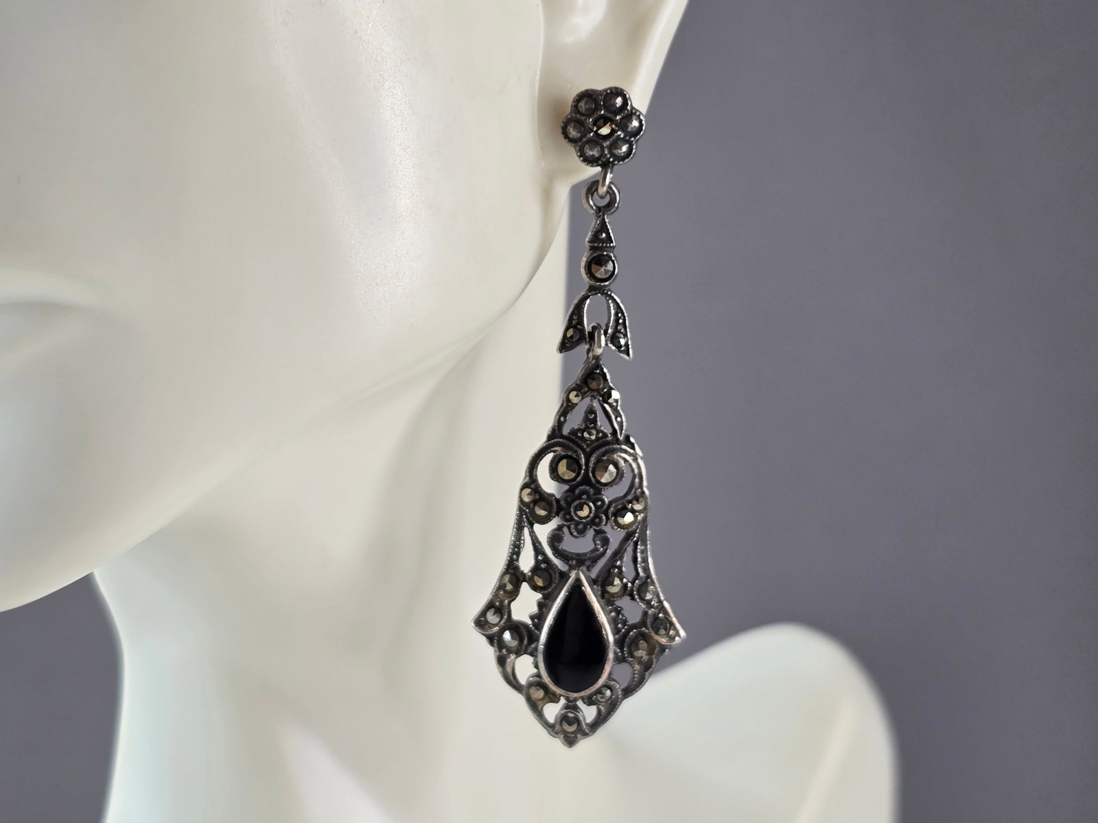 Pr of Womens Sterling Silver Onyx Dangle Earrings: FOR SALE IS THIS PAIR OF WOMEN'S STERLING SILVER ONYX DANGLE EARRINGS. THE EARRINGS WEIGH 9.0g, AND MEASURE 2 1/4" LONG BY 3/4" WIDE. CONDITION IS VERY NICE. THEY MAKE A LOVELY GIFT FOR THAT SOMEONE S