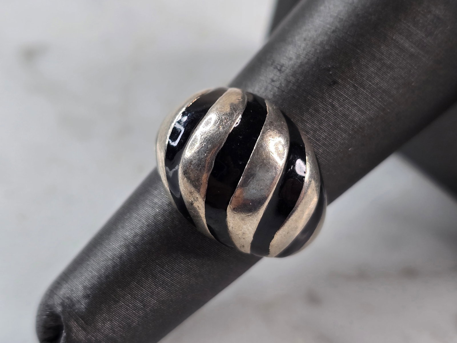 Womens Vintage Estate Sterling Silver Modernist Ring: A WOMENS VINTAGE ESTATE STERLING SILVER MODERNIST DECO RING. THE RING SIZE IS A 6.0, AND WEIGHS 7.3g. THIS WOULD MAKE A NICE GIFT FOR THAT SOMEONE SPECIAL. ANY QUESTIONS PLEASE DO NOT HESITATE TO ASK.