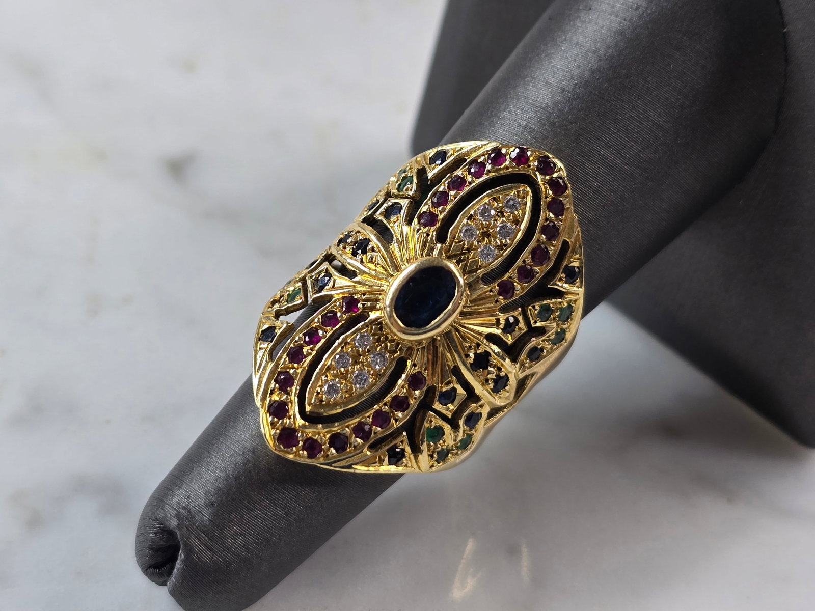 Womens Vintage Estate 18k Yellow Gold Multi Stone Ring: A WOMENS VINTAGE ESTATE 18K YELLOW GOLD MULTI STONE RING. RING IS MARKED ON THE INSIDE 18K. THE SIZE OF THE RING IS A 6.75, AND WEIGHS 10.5g. THE LENGTH OF THE RING IS 1 1/4". STONES IN THIS RING ARE 