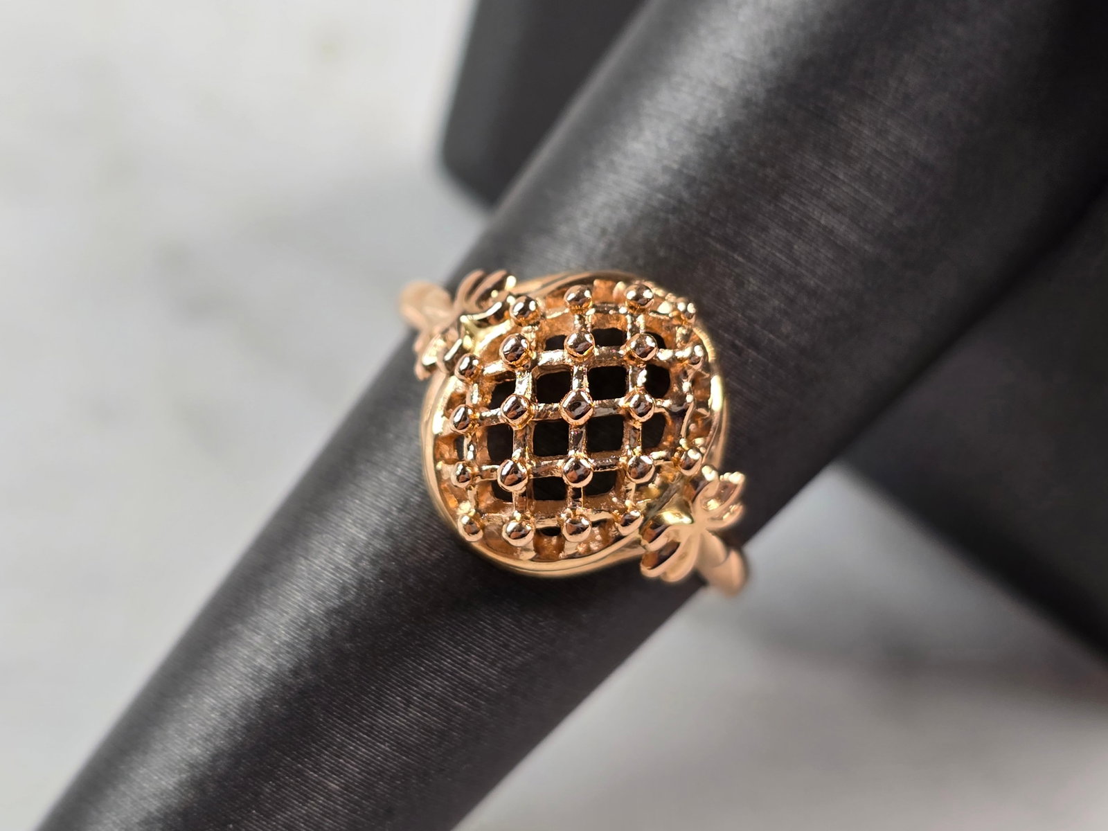 Womens Vintage Estate 14K Yellow Gold Filigree Ring: A WOMEN'S VINTAGE ESTATE 14K YELLOW GOLD FILIGREE RING. THE RING IS A SIZE 7.5, AND WEIGHS 3.5g. THE WIDTH OF THE RING IS 1/2". THIS IS A BEAUTIFUL GIFT FOR THAT SOMEONE SPECIAL. ANY QUESTIONS, PLEASE