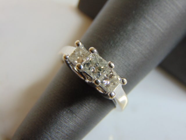 Womens 14k White Gold Diamond Engagement Ring: AN EXQUISITE WOMEN'S 14K WHITE GOLD DIAMOND ENGAGEMENT RING. THE RING WEIGHS 4.4g, AND IS A SIZE 5.25. TOTAL CARAT WEIGHT IS ABOUT 1.45cts. WOULD MAKE A LOVELY GIFT FOR THAT SOMEONE SPECIAL. ANY QUEST