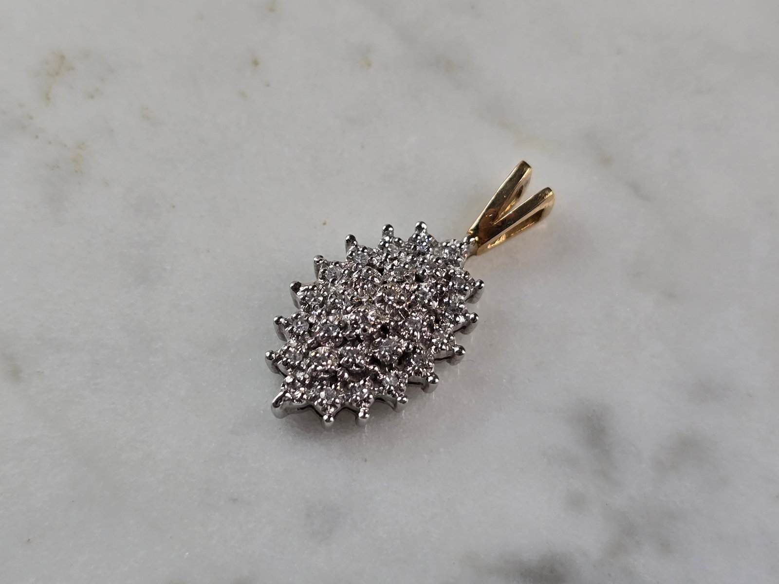 Womens Vintage Estate 10k Yellow Gold Diamond Pendant: A WOMENS VINTAGE ESTATE 10K YELLOW GOLD DIAMOND PENDANT. PENDANT MEASURES 3/4" LONG BY 3/8" WIDE, AND WEIGHS 1.6g. THERE ARE ABOUT 28 TINY DIAMONDS IN THIS PENDANT. MAKES A GREAT GIFT FOR THAT SOMEONE