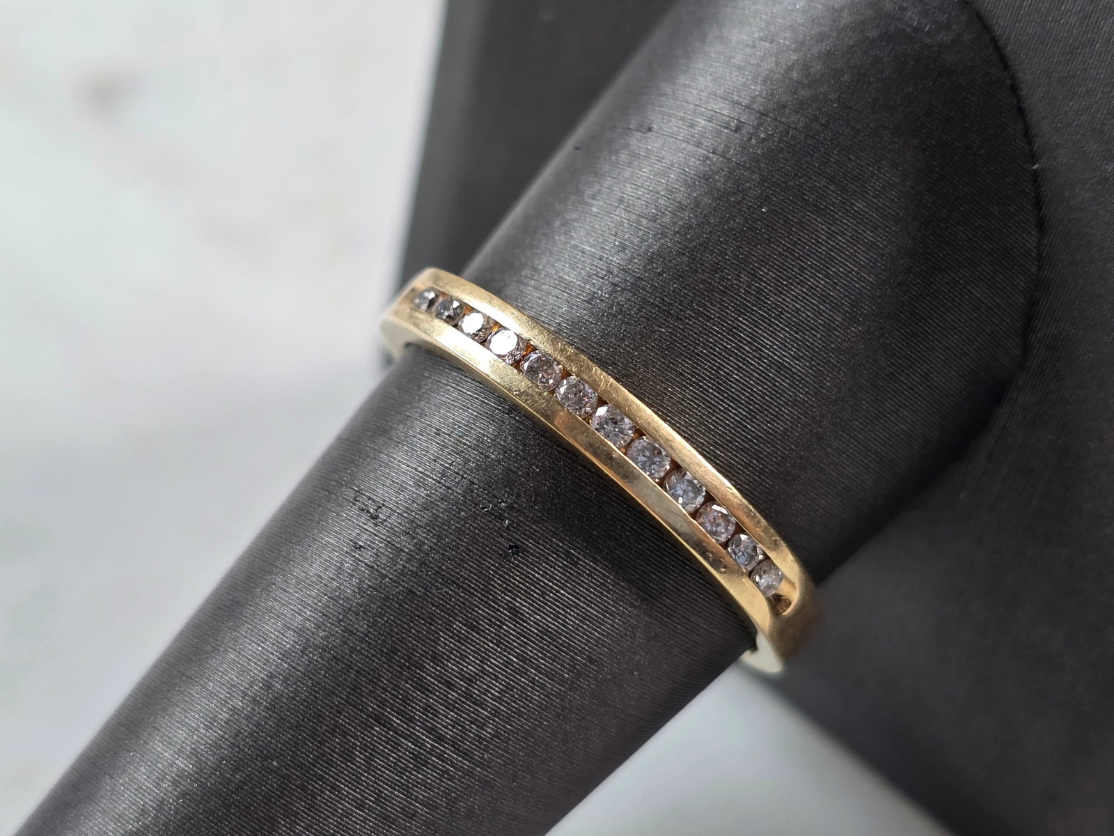 Womens Vintage Estate 14k Gold Diamond Tessler Weiss Ring: A WOMENS VINTAGE ESTATE 14K GOLD DIAMOND RING MADE BY TESSLER WEISS. THE RING WEIGHS 3.5g, AND IS A SIZE 10.0. THE WIDTH OF THE RING IS 1/8". THERE ARE 12 SMALL DIAMONDS IN THIS RING. BE SURE TO CHECK