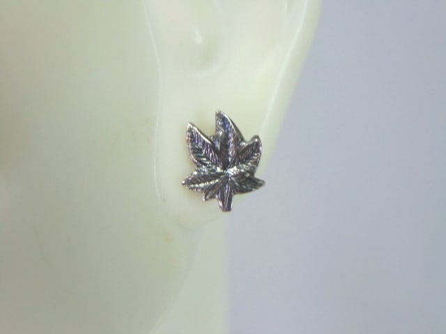 Pair of Womens Vintage Estate Sterling Silver Marijuana Leaf Stud Earrings: A PAIR OF WOMEN'S VINTAGE ESTATE STERLING SILVER STICK "MARIJUANA LEAF " EARRINGS. THE EARRINGS WEIGH 0.9g. EARRING MEASURES 3/8" LONG AND 3/8" WIDE. MAKES A WONDERFUL GIFT FOR THAT SOMEONE SPECIAL. A