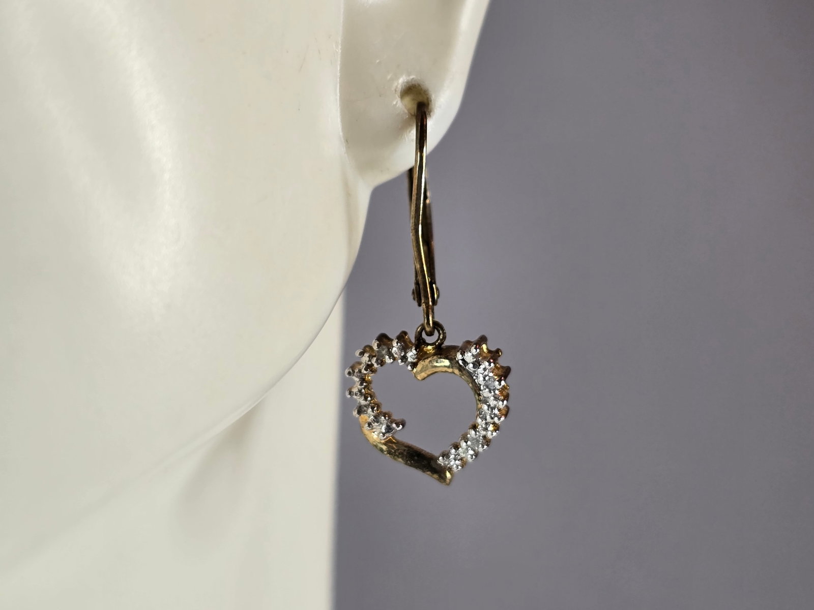 Womens Vintage Estate Sterling Silver Gold Tone Heart Earrings: A PAIR OF WOMENS VINTAGE ESTATE STERLING SILVER GOLD TONE HEART EARRINGS. EARRINGS MEASURE ABOUT 1" BY 1/2", AND WEIGH 2.2g. MAKES A LOVELY GIFT FOR THAT SOMEONE SPECIAL.