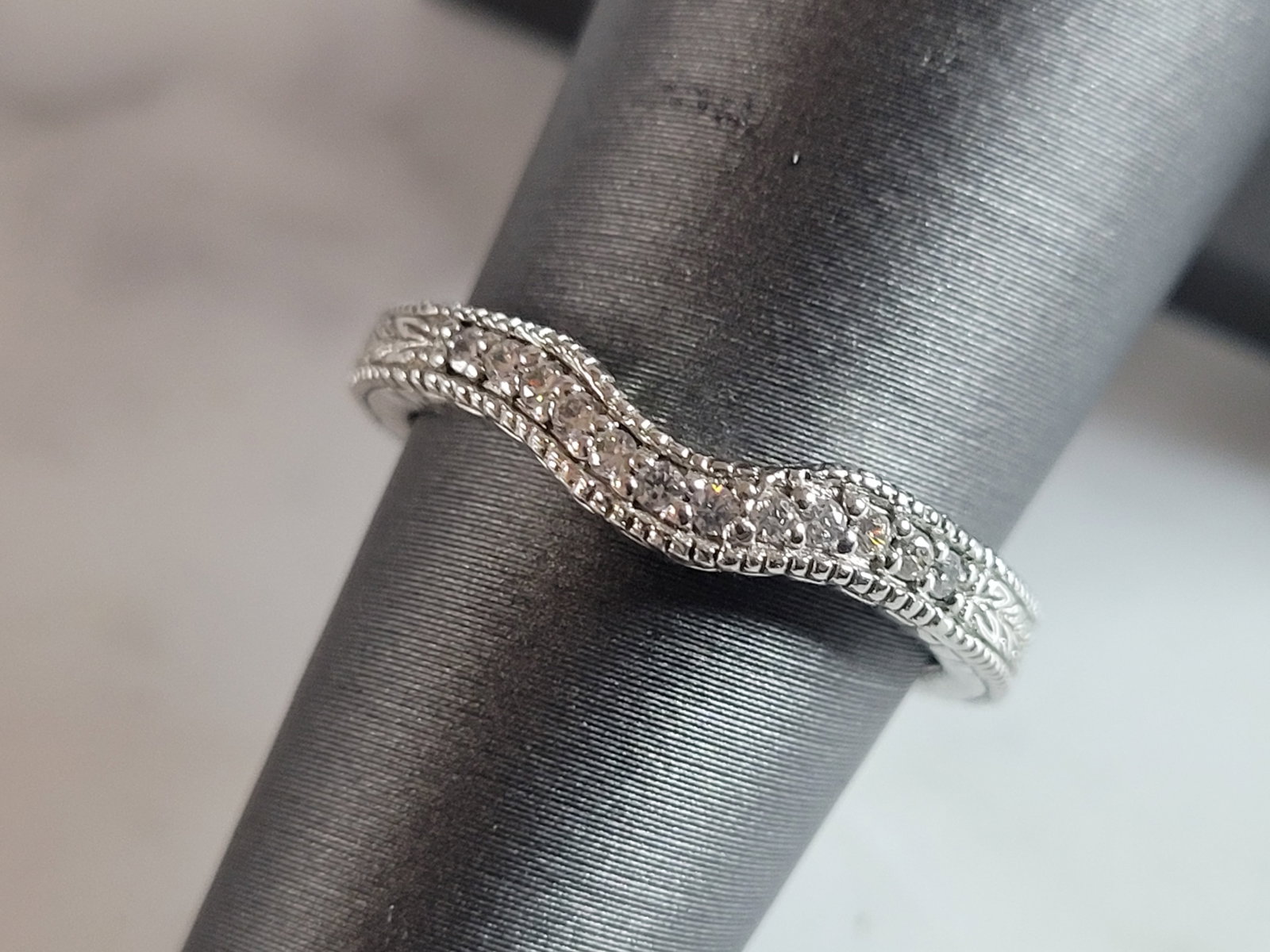Womens Estate Sterling Silver CZ Ring: A WOMENS ESTATE STERLING SILVER CZ SPACER RING THAT WEIGHS 2.6g. THE RING IS A SIZE 6.0, AND MEASURES ABOUT 1/8" WIDE. THIS WOULD MAKE A NICE GIFT FOR THAT SOMEONE SPECIAL. ANY QUESTIONS PLEASE DO NOT