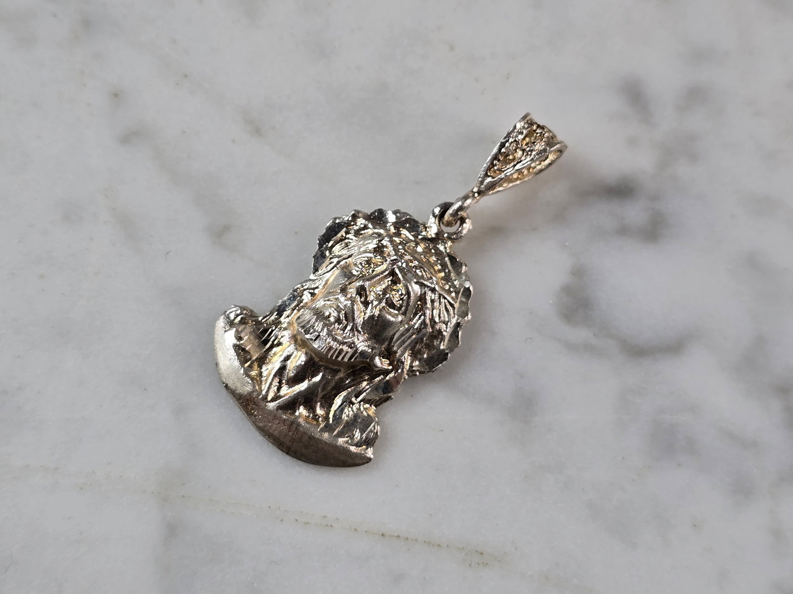 Womens Vintage Estate Sterling Silver Jesus Pendant: A WOMENS VINTAGE ESTATE STERLING SILVER JESUS PENDANT . PENDANT WEIGHS 4.2g AND PENDANT MEASURES 1 1/2" LONG BY 3/4" WIDE. MAKES A GREAT GIFT FOR THAT SOMEONE SPECIAL. ANY QUESTIONS, PLEASE ASK. BE SU