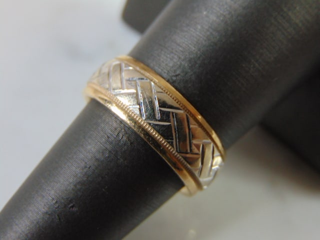 Mens Womens Vintage Estate 14K White Gold Band Ring: A VINTAGE ESTATE 14K WHITE GOLD BAND RING WITH ETCHED WEAVE PATTERN. THE RING IS MARKED "W 14K" AND INSCRIBED "LOVE KIM." THE TOTAL WEIGHT IS 7.1g. THE RING SIZE IS A 6.75. ANY QUESTIONS, PLEASE DON'T