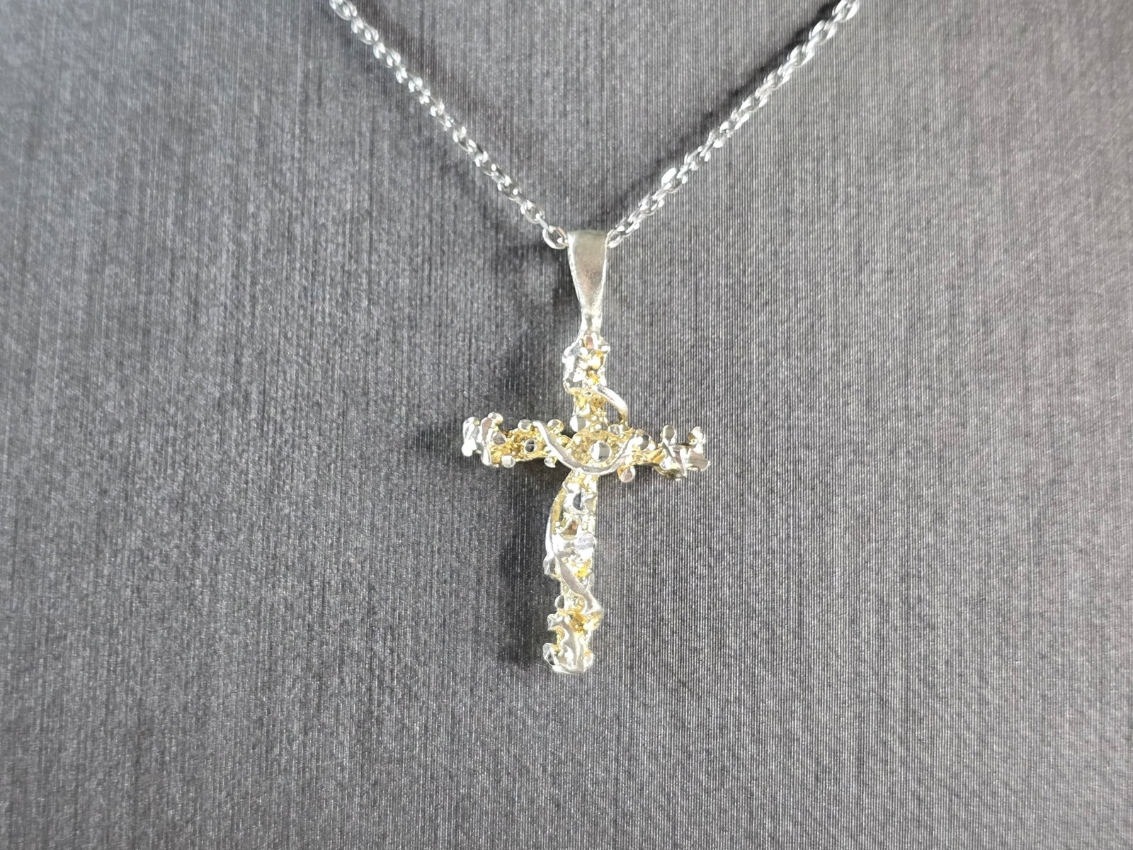 Women Vintage Estate Sterling Silver Religious Cross Pendant Necklace: A VERY NICE WOMENS VINTAGE ESTATE STERLING SILVER RELIGIOUS CROSS NECKLACE THAT WEIGHS 3.4g. THE PENDANT MEASURES 1 1/8" LONG BY 5/8" WIDE. THE NECKLACE MEASURES 18" LONG AND IS ADJUSTABLE TO 16" LONG