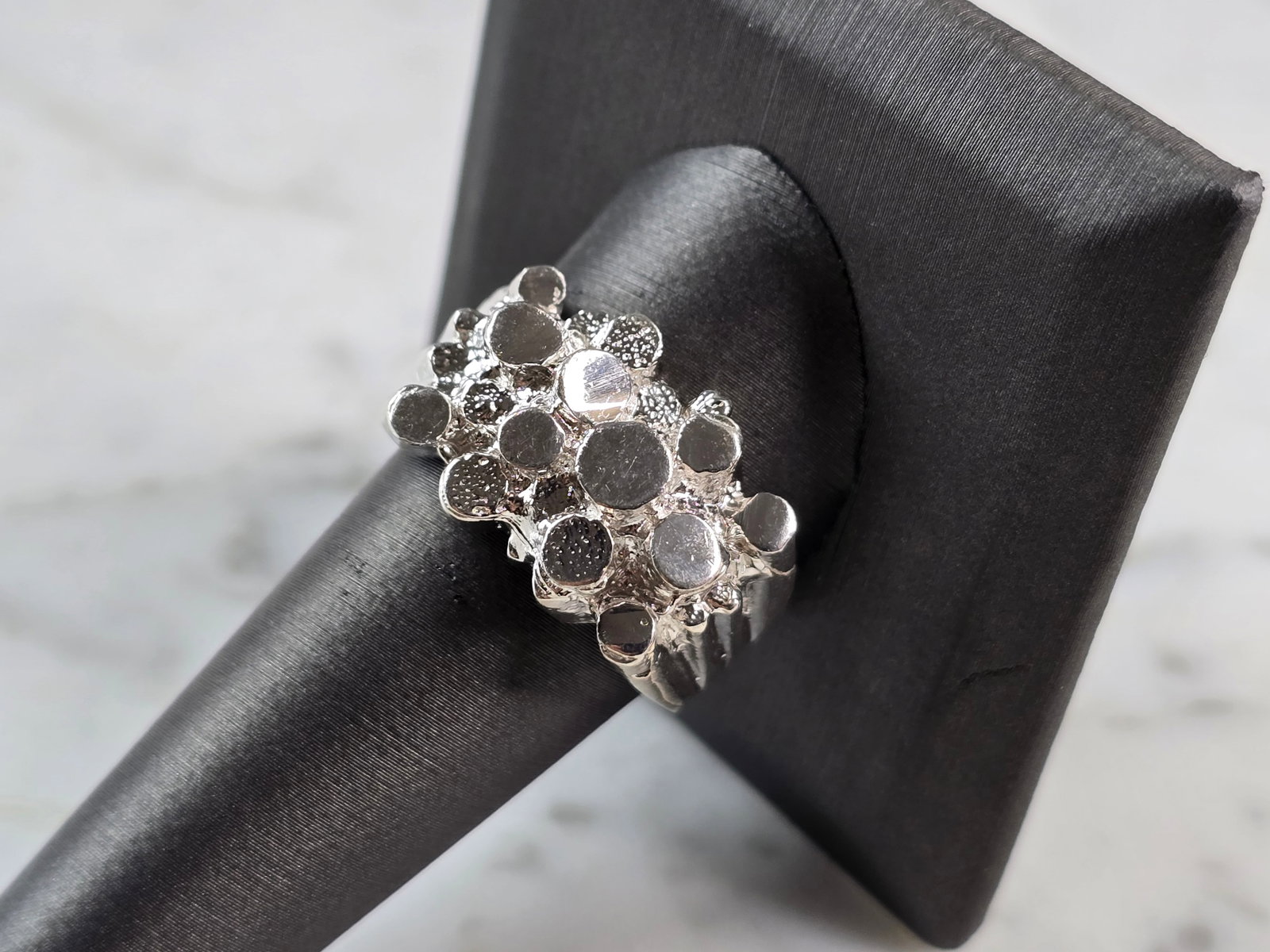 Mens Vintage Estate Sterling Silver Nugget Style Ring: A MENS VINTAGE ESTATE STERLING SILVER NUGGET STYLE RING. THE RING WEIGHS 8.9g AND IS A SIZE 11.5. THE WIDTH OF THE RING IS 1/2". THIS RING WOULD BE A WONDERFUL GIFT FOR THAT SPECIAL SOMEONE. ANY QUEST