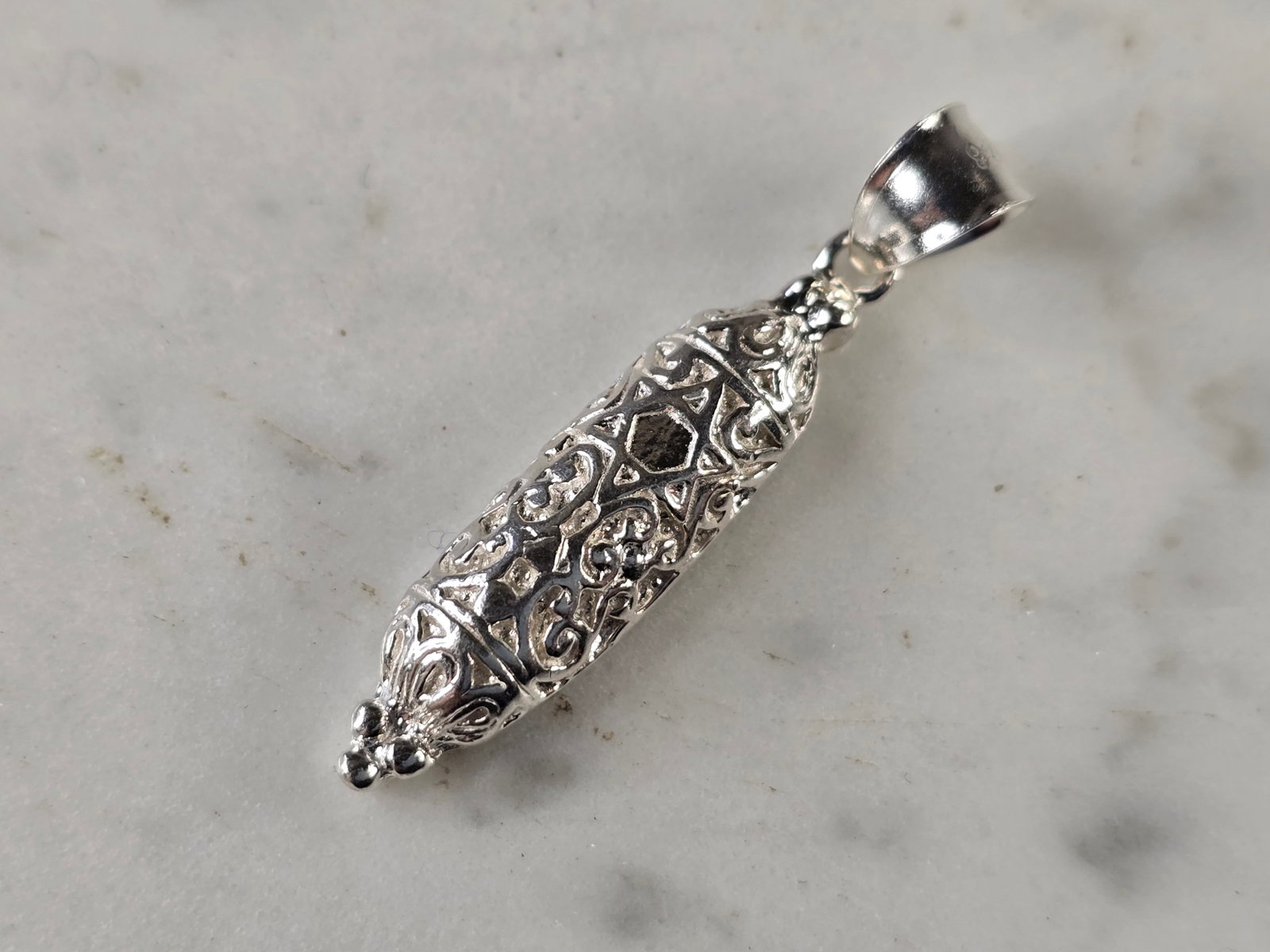 Sterling Silver Jewish Judaica Hebrew Mezuzah Pendant: A STERLING SILVER JEWISH HEBREW MEZUZAH PENDANT. PENDANT WEIGHS 5.8g, AND MEASURES 1 1/2" LONG BY 1/4" WIDE. MAKES A GREAT GIFT FOR THAT SOMEONE SPECIAL. ANY QUESTIONS, PLEASE ASK. BE SURE TO CHECK OU