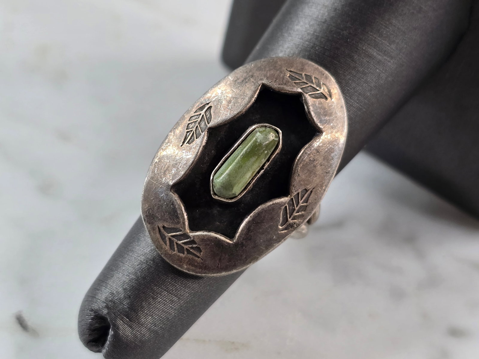 Womens Vintage Estate Sterling Silver Southwestern Jade ? Ring: A WOMENS VINTAGE ESTATE STERLING SILVER SOUTHWESTERN RING, WITH WHAT APPEARS TO BE JADE OR NEPHRITE. THE RING SIZE IS 6.0, AND WEIGHS 7.9g. THE LENGTH OF THE RING IS 1 1/8". RING IS NOT MARKED BUT IT 