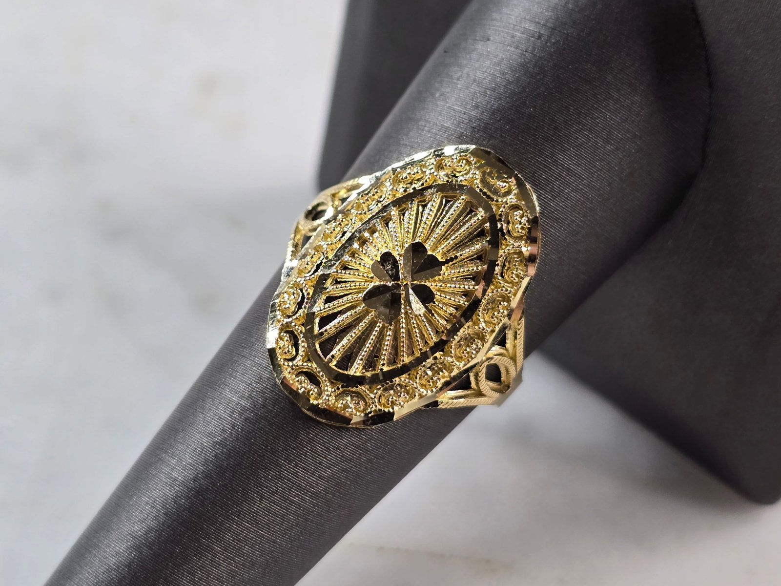 Womens 10K Yellow Gold Modernist Filigree Ring: A WOMENS 10K YELLOW GOLD MODERNIST FILIGREE RING. THE RING IS A SIZE 9.0 AND WEIGHS 2.3g. THE LENGTH OF THE RING IS 7/8". THE RING MAKES A LOVELY GIFT FOR THAT SOMEONE SPECIAL. ANY QUESTIONS, PLEASE A