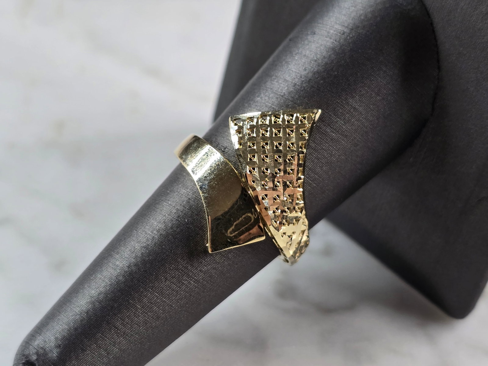 Womens 10K Yellow Gold Modernist Filigree Ring: A WOMENS 10K YELLOW GOLD MODERNIST FILIGREE RING. THE RING IS A SIZE 8.0 AND WEIGHS 2.3g. THE LENGTH OF THE RING IS 3/4". THE RING MAKES A LOVELY GIFT FOR THAT SOMEONE SPECIAL. ANY QUESTIONS, PLEASE A