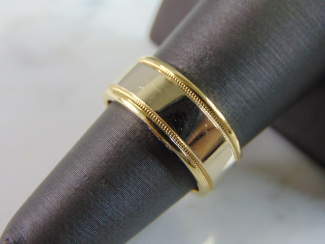 Mens 14K Yellow & White Gold Wedding Band Ring: A MENS VINTAGE ESTATE 14K YELLOW & WHITE GOLD WEDDING BAND RING. THE RING WEIGHS 8.2g AND IS A SIZE 6.75. THE FACE OF THE RING MEASURES 1/4" WIDE. RING IS STAMPED "14K" ON THE INSIDE. THIS WOULD MAKE 