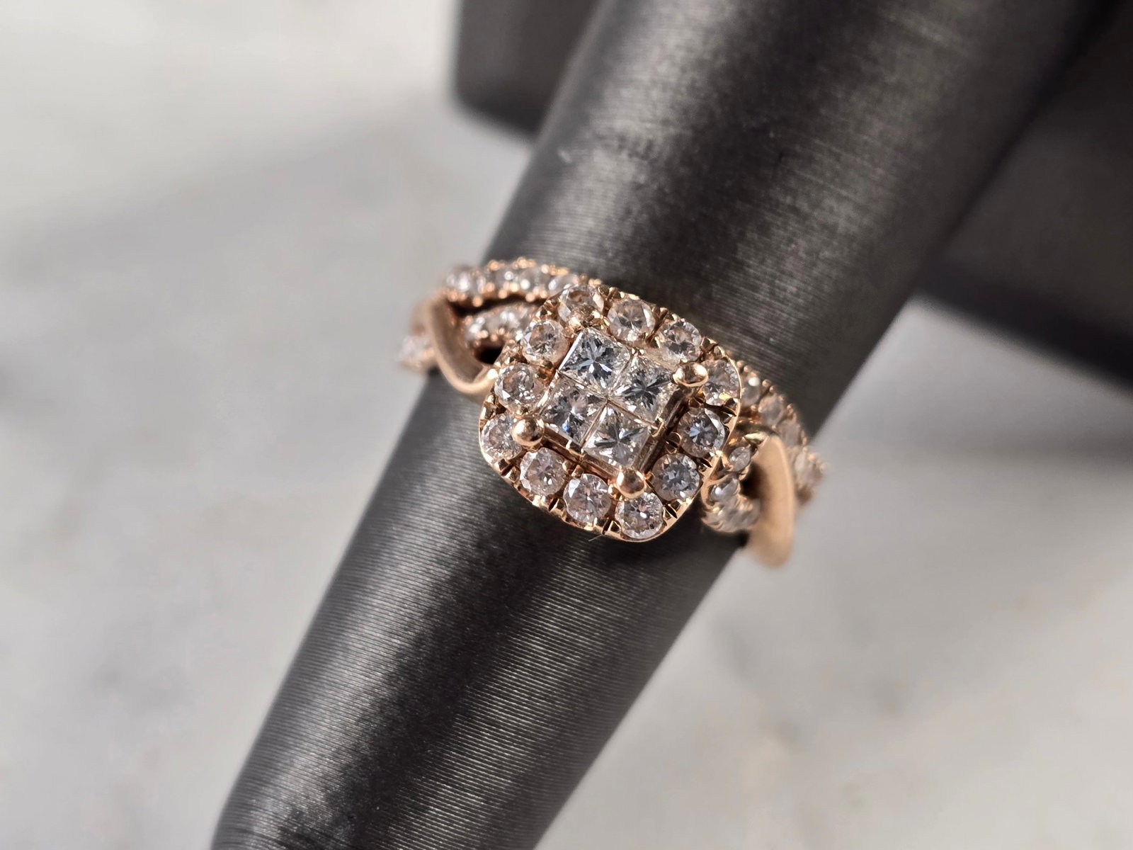 Exquisite Womens Vintage Estate 14K Rose Gold Diamond Ring: A WOMENS VINTAGE ESTATE 14K ROSE GOLD DIAMOND RING. THE RING IS A SIZE 6.0 AND WEIGHS 4.1g. THERE ARE ABOUT 1.1cts OF DIAMONDS IN THIS RING. THE WIDTH OF THE RING IS ABOUT 3/16". RING IS NOT MARKED , 