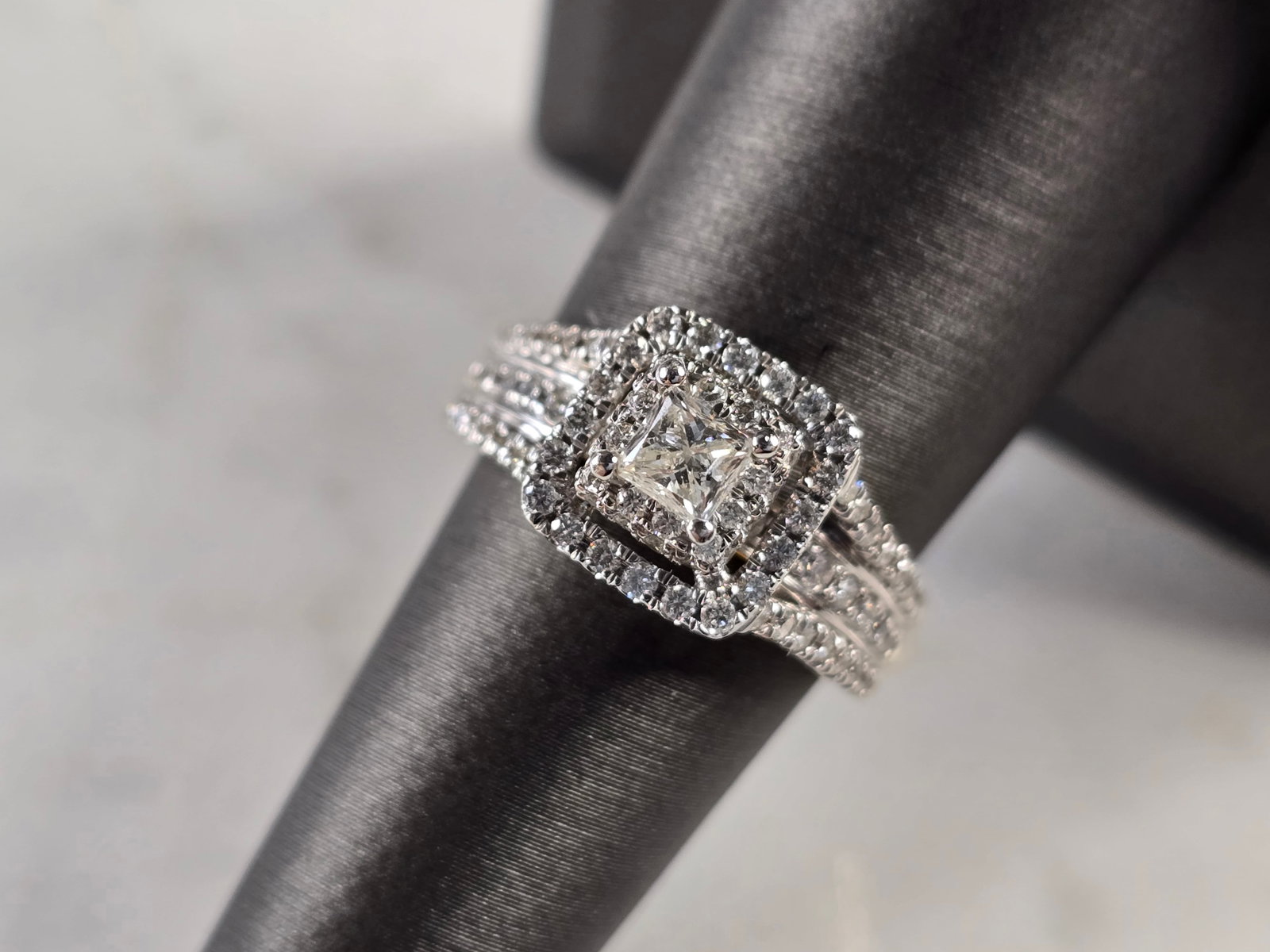 Womens Estate 14k Yellow Gold Lab Diamond Tasha R Ring (1 of 7)
