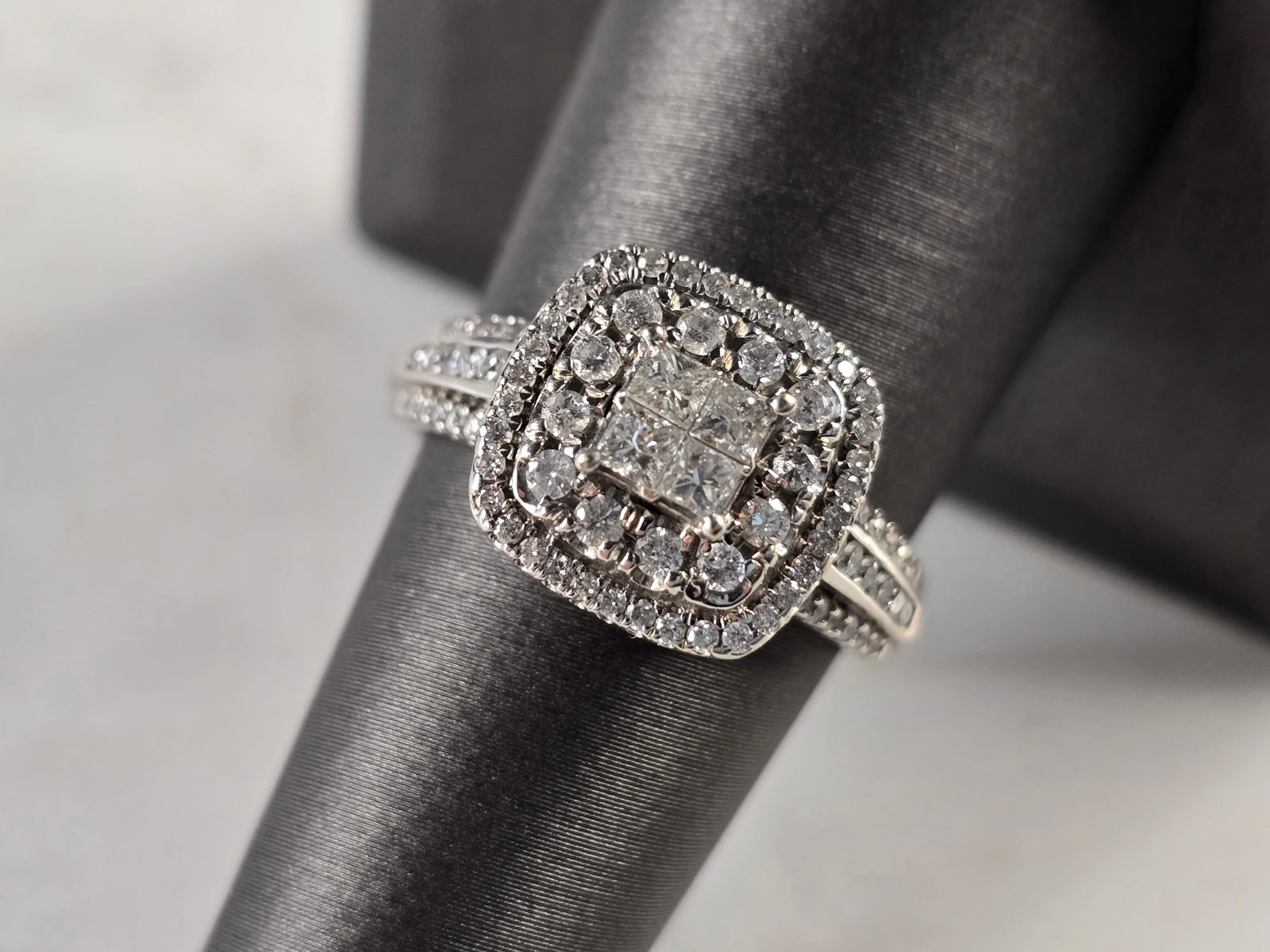 Womens Vintage Estate 10K White Gold Diamond Ring: A WOMENS VINTAGE ESTATE 10K WHITE GOLD DIAMOND RING. THE RING IS A SIZE 7.75 AND WEIGHS 4.1g. THERE ARE ABOUT 1.80cts OF DIAMONDS IN THIS RING. THE WIDTH OF THE RING IS 1/2". THE RING MAKES A BEAUTIFU