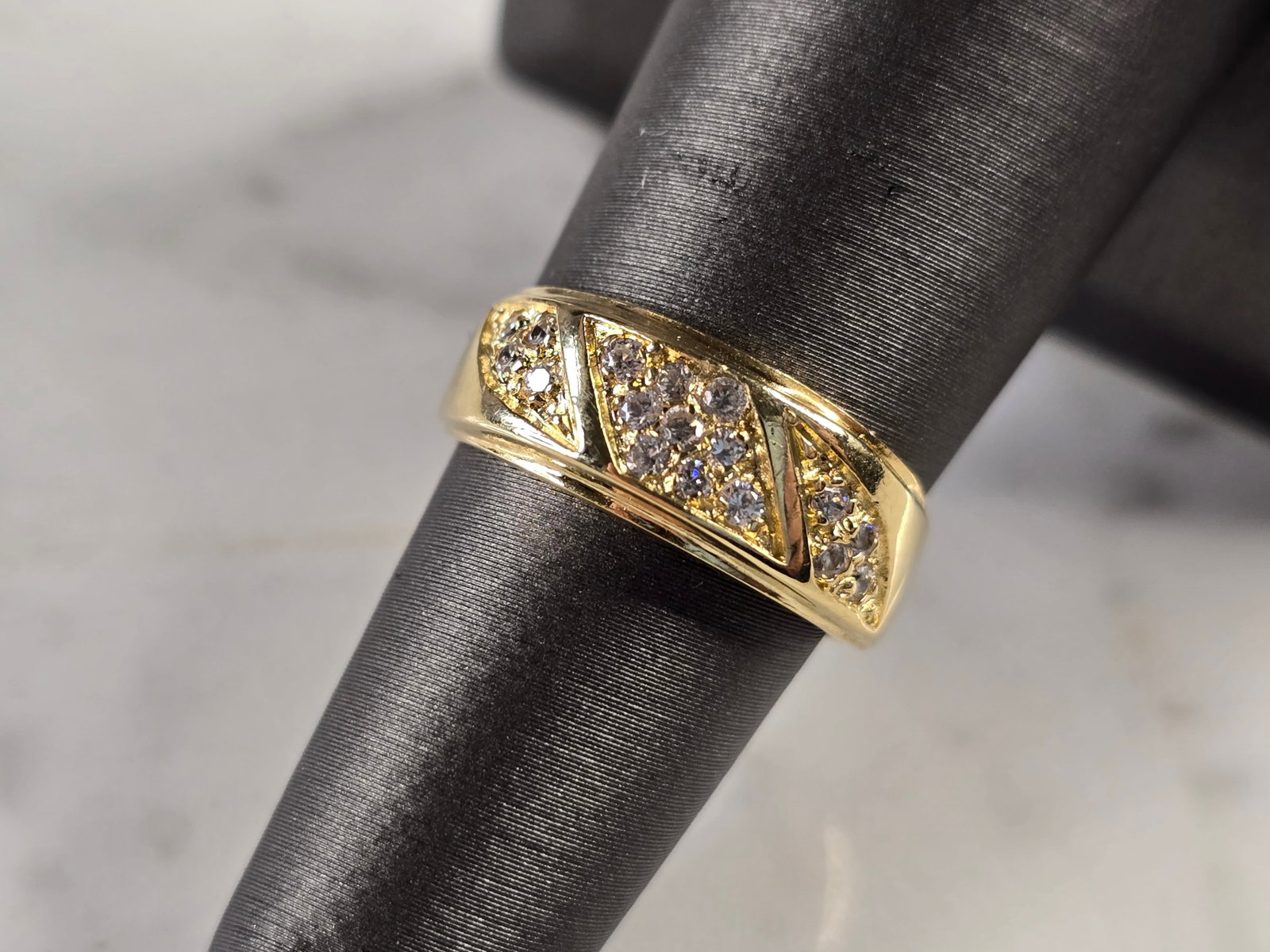 Womens Vintage Estate 18K Yellow Gold CZ Ring: A WOMENS VINTAGE ESTATE 18K YELLOW GOLD CZ RING. THE RING WEIGHS 4.6g, AND IS A SIZE 6.25. RING IS 1/4" WIDE, AND IS MARKED 18K. ANY QUESTIONS PLEASE DONT HESITATE TO ASK. BE SURE TO CHECK OUT SOME OF