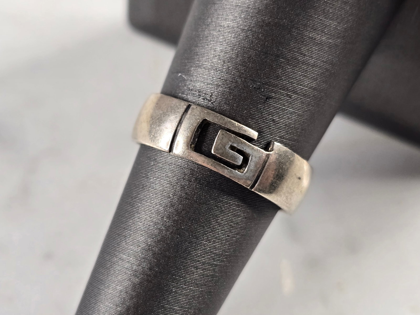 Mens Womens Vintage Estate Sterling Silver Ring: A VINTAGE ESTATE STERLING SILVER RING THAT WEIGHS 3.3g, AND IS A SIZE 7.5. THE WIDTH OF THE RING IS 1/4". HAS A GREAT DESIGNER LOOK TO IT. THIS RING WOULD MAKE A GREAT GIFT FOR SOMEONE SPECIAL. ANY QU