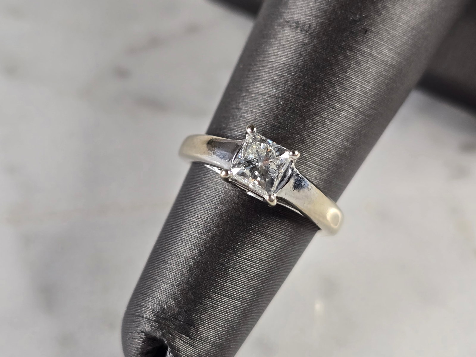 Womens Vintage Estate 14k White Gold Diamond Tolkowsky Ring: A WOMENS VINTAGE ESTATE 14K WHITE GOLD DIAMOND RING THAT WAS MADE BY TOLKOWSKY. RING WEIGHS 3.3g. THE SIZE OF THE RING IS A 4.5, AND IS ABOUT 3/16" WIDE. THE DIAMOND IS ABOUT 0.70cts. WOULD MAKE A LOV