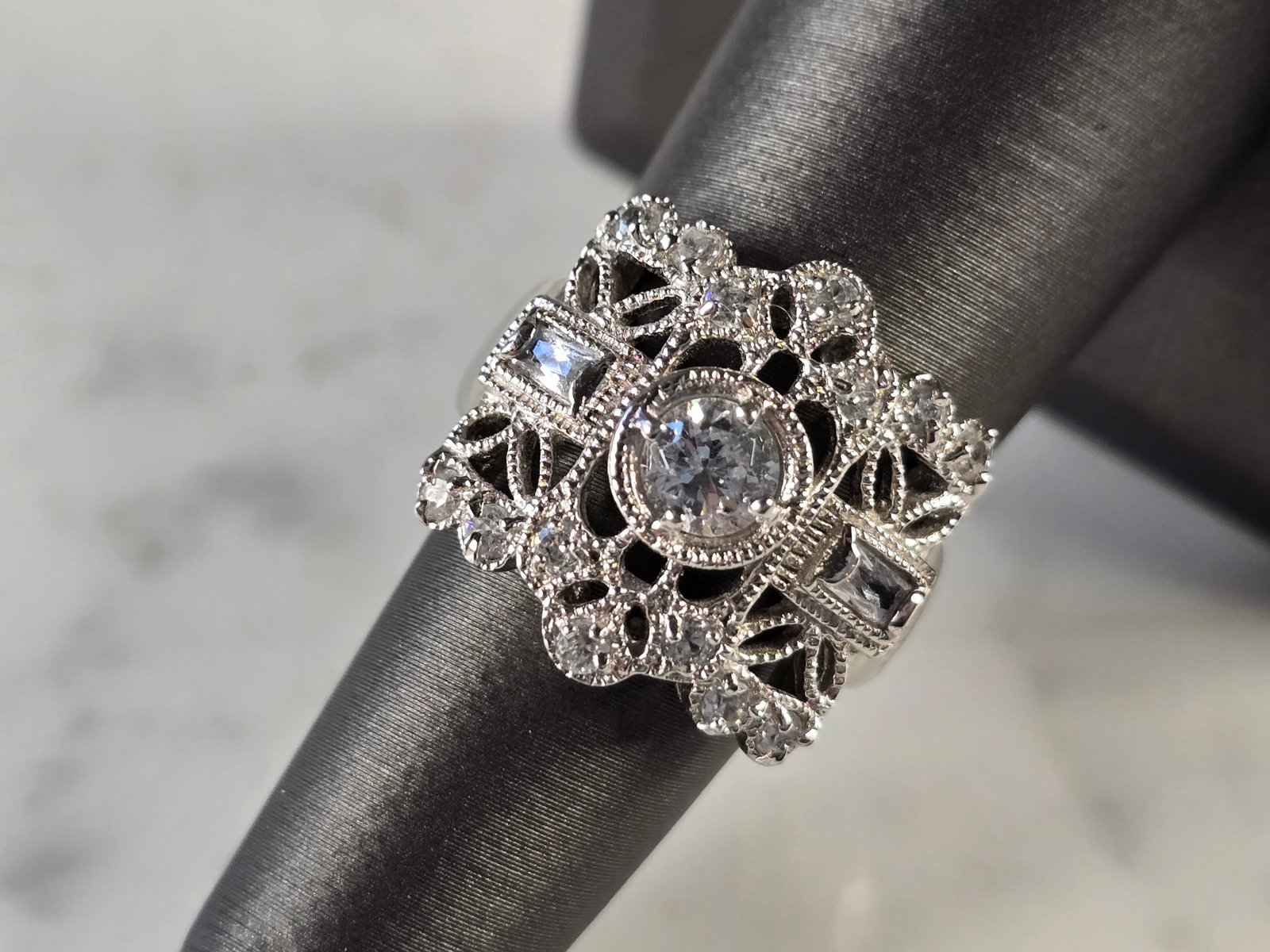 Womens Vintage Estate Sterling Silver CZ Ring (1 of 5)