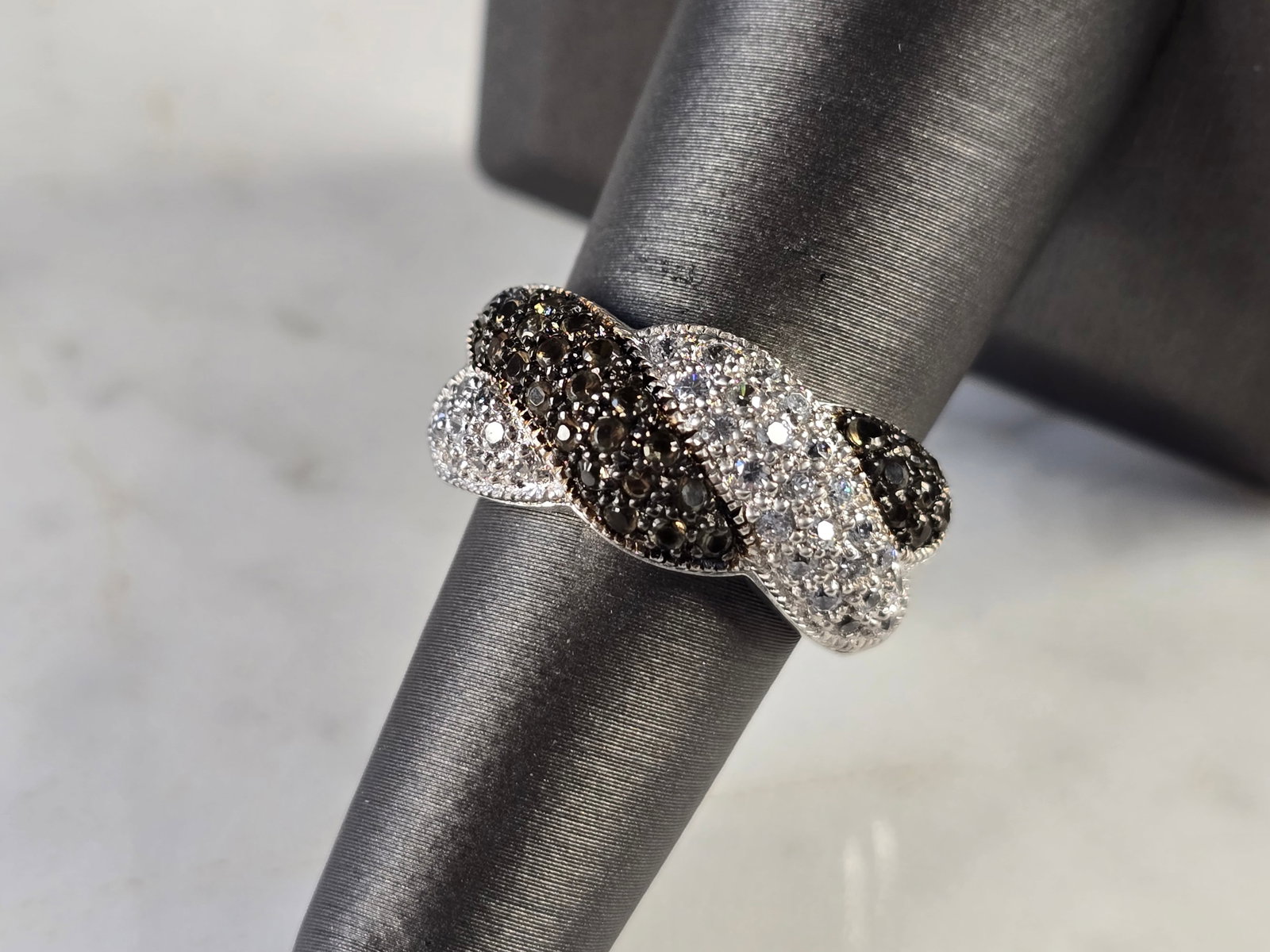 Womens Vintage Estate Sterling Silver Modernist Ring: A WOMENS VINTAGE ESTATE STERLING SILVER MODERNIST RING. RING WEIGHS 7.6g AND IS A SIZE 7.0. THE WIDTH OF THE RING IS 3/8". THIS WOULD MAKE A NICE GIFT FOR THAT SOMEONE SPECIAL. ANY QUESTIONS PLEASE DO