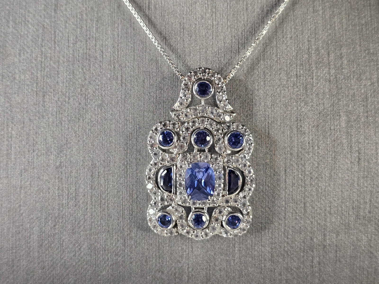 Womens Estate Sterling Silver Modernist Pendant & Necklace: A BEAUTIFUL WOMEN'S ESTATE STERLING SILVER MODERNIST PENDANT AND NECKLACE. THE PENDANT MEASURES 1 1/2" BY 1" WIDE, AND THE NECKLACE MEASURES 18". TOTAL WEIGHT IS 11.5g. WOULD MAKE A GREAT GIFT FOR THA