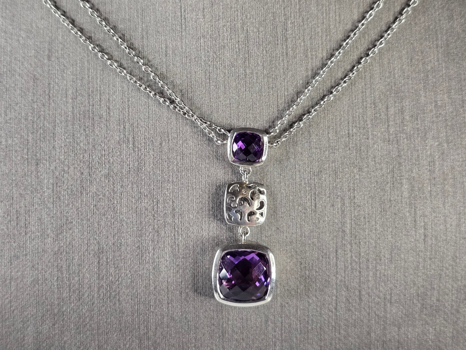 Womens Vintage Estate Sterling Silver Modernist Necklace: A VERY NICE STERLING SILVER MODERNIST NECKLACE THAT WEIGHS 7.9g. THE NECKLACE MEASURES 18" LONG, AND THE PENDANT MEASURES 1 3/8" LONG BY 1/2" WIDE. ANY QUESTIONS PLEASE DONT HESITATE TO ASK. BE SURE T