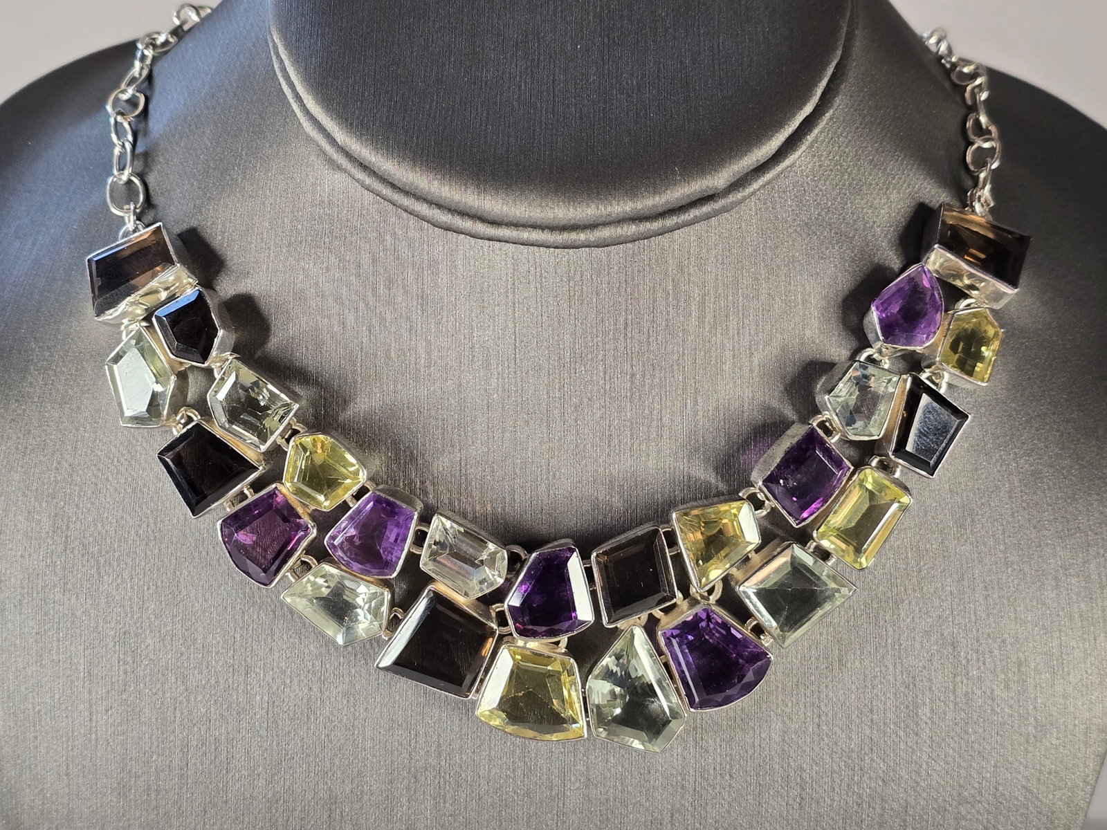Womens Vintage Estate Sterling Silver Modernist Necklace: A WOMENS VINTAGE ESTATE STERLING SILVER MODERNIST NECKLACE. THE TOTAL WEIGHT IS 66.3g. NECKLACE IS 26" LONG BY 5/8" WIDE. MAKES A GREAT GIFT FOR THAT SPECIAL SOMEONE. ANY QUESTIONS PLEASE DONT HESITAT