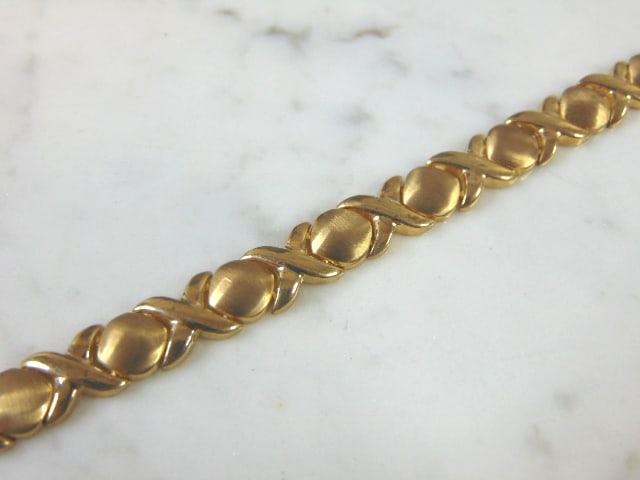 Womens Vintage Estate 10K Yellow Gold Love Bracelet: FOR SALE IS A VINTAGE ESTATE 10K YELLOW GOLD LOVE BRACELET. THE BRACELET MEASURES 7" LONG FROM THE CLASP BY 1/4" WIDE, AND WEIGHS 16.0g. CONDITION IS VERY GOOD. THIS WOULD MAKE A LOVELY GIFT AND IS A 
