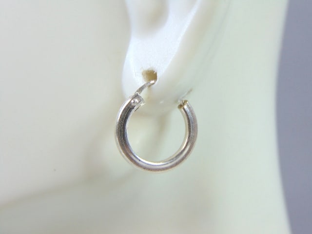Womens Vintage Estate Sterling Silver Hoop Earrings: A PAIR OF WOMENS STERLING SILVER HOOP EARRINGS. EARRINGS WEIGH 1.4g AND MEASURES 1/2" IN DIAMETER. ANY OTHER QUESTIONS, PLEASE DO NOT HESITATE TO ASK. BE SURE TO CHECK OUT SOME OF MY OTHER GREAT ITEMS