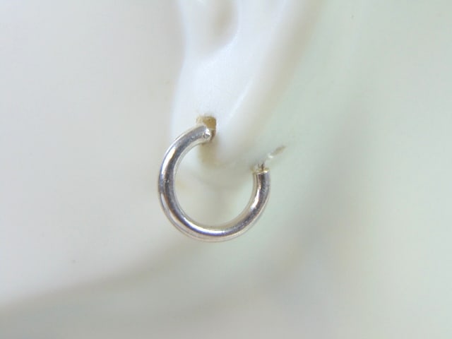 Womens Vintage Estate Sterling Silver Hoop Earrings: A PAIR OF WOMENS STERLING SILVER HOOP EARRINGS. EARRINGS WEIGH 0.9g AND MEASURES 1/2" IN DIAMETER. ANY OTHER QUESTIONS, PLEASE DO NOT HESITATE TO ASK. BE SURE TO CHECK OUT SOME OF MY OTHER GREAT ITEMS