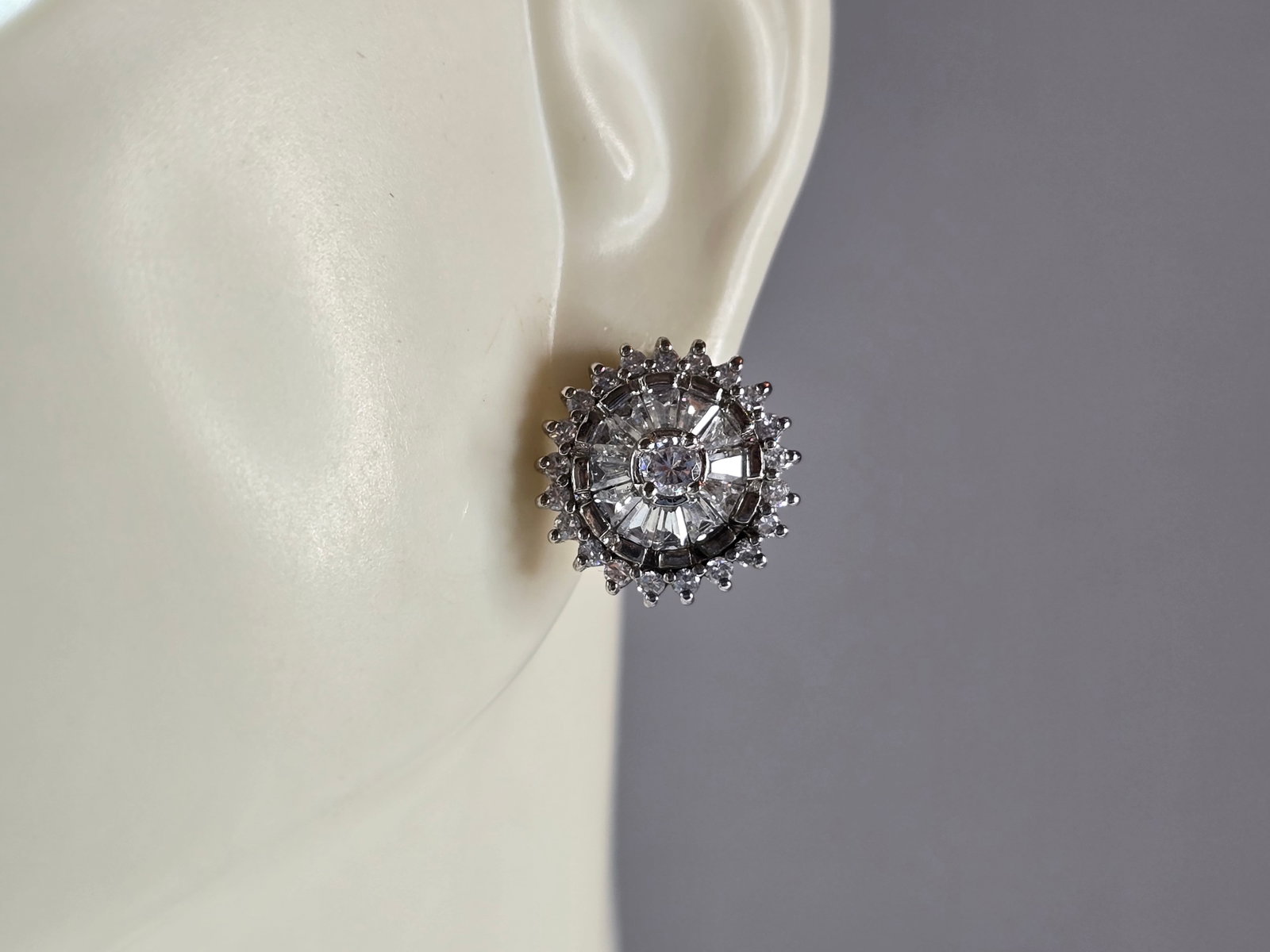 Womens Vintage Estate Sterling Silver Flower CZ Earrings: A PAIR OF WOMENS STERLING SILVER EARRINGS WITH FLOWER CZ STONES THAT WEIGH 4.2g AND MEASURES 1/2" IN DIAMETER. ANY OTHER QUESTIONS, PLEASE DO NOT HESITATE TO ASK. BE SURE TO CHECK OUT MY OTHER GREAT I