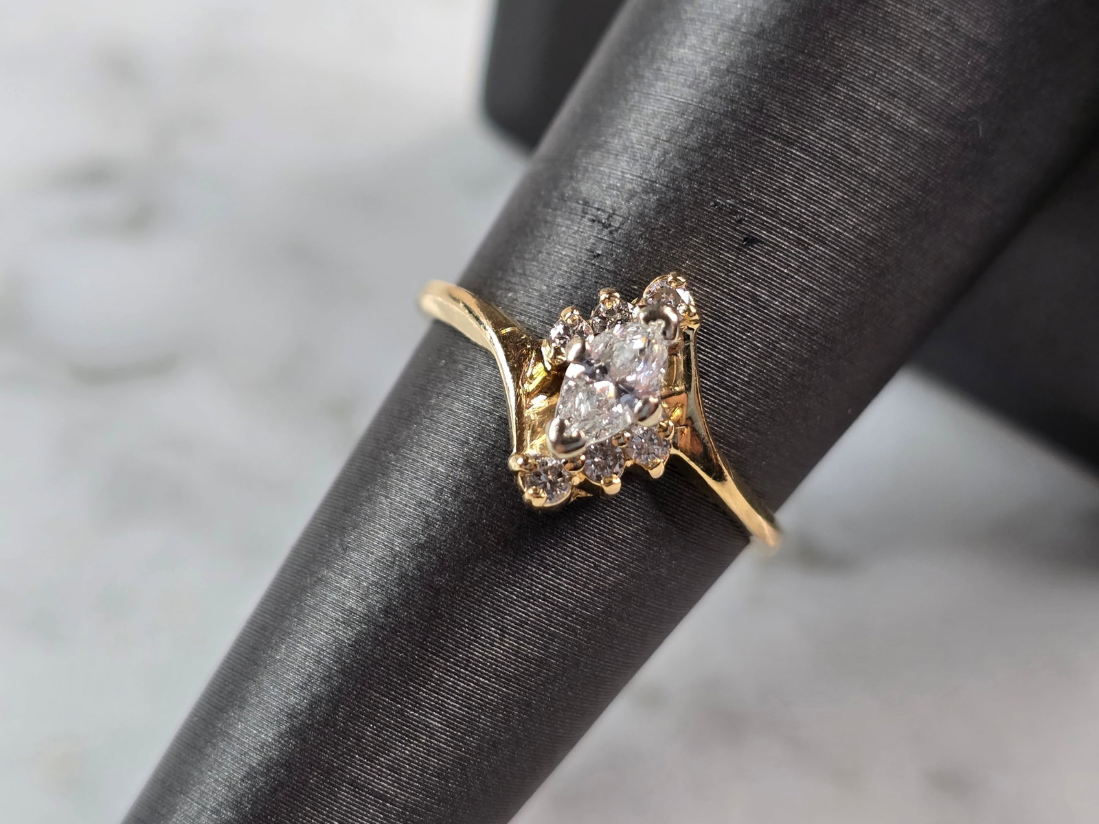 Womens Vintage Estate 14K Yellow Gold Diamond Ring: A WOMENS VINTAGE ESTATE 14K GOLD DIAMOND RING. THE RING IS A SIZE 6.5 AND WEIGHS 2.3g. THERE ARE ABOUT .37cts OF DIAMONDS IN THIS RING. CENTER DIAMOND IS ABOUT 0.25cts. THE LENGTH OF THE RING IS ABOUT