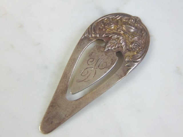 Antique Kirk & Son Sterling Silver Repousse Book Mark: FOR SALE IS THIS BEAUTIFUL VINTAGE ANTIQUE ESTATE STERLING SILVER HAIR CLIP THAT WAS MADE BY S. KIRK & SONS. THE CLIP MEASURES 2 1/2" LONG BY 1" WIDE, AND WEIGHS 13.0g. HAS A BEAUTIFUL ORNATE FLORAL R