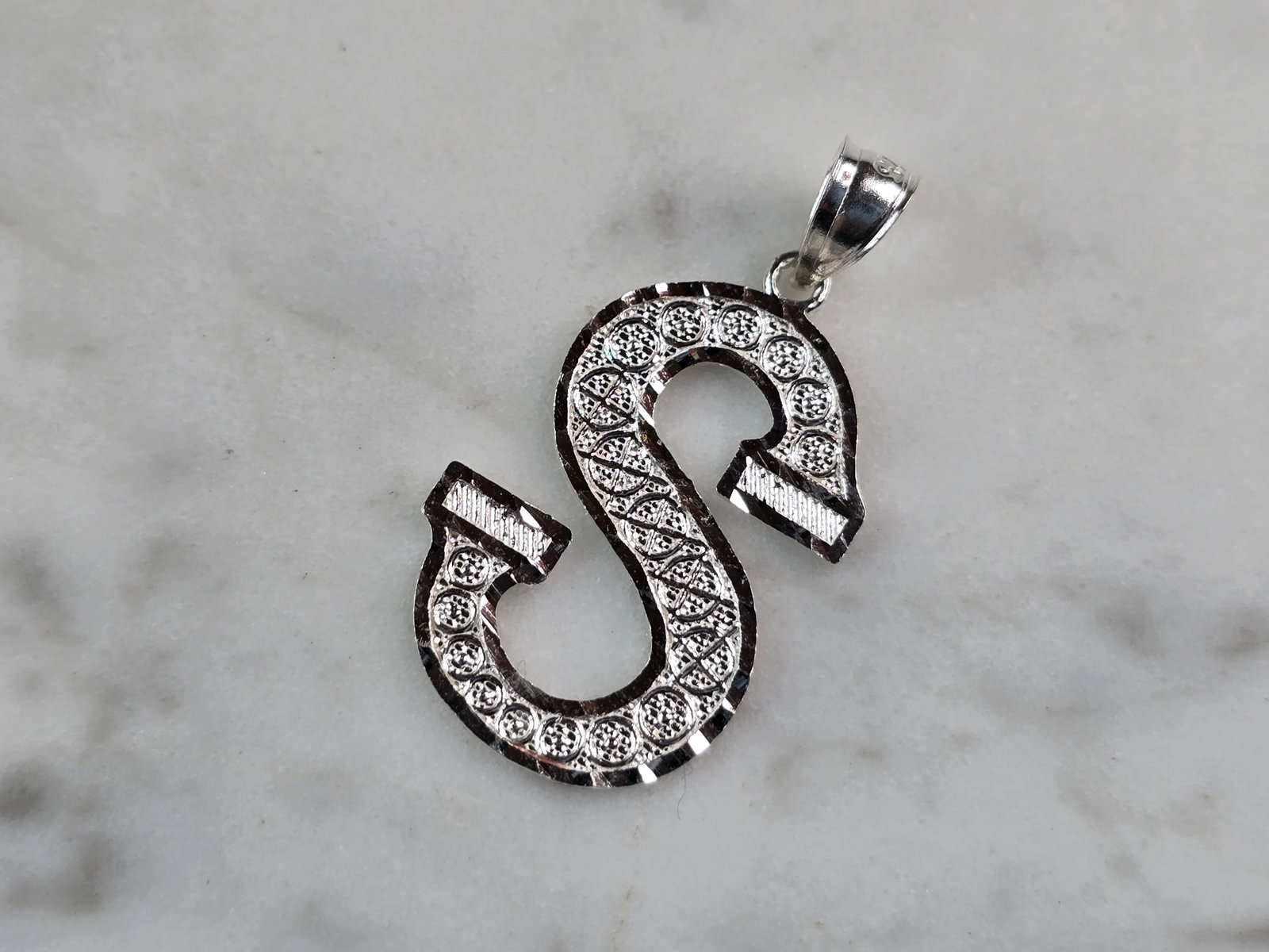 Womens Sterling Silver Initial Letter " S " Pendant: A WOMENS STERLING SILVER INITIAL LETTER "S" PENDANT. PENDANT WEIGHS 1.4g AND MEASURES 1 1/8" LONG BY 3/4" WIDE. MAKES A GREAT GIFT FOR THAT SOMEONE SPECIAL. ANY QUESTIONS, PLEASE ASK. BE SURE TO CHECK