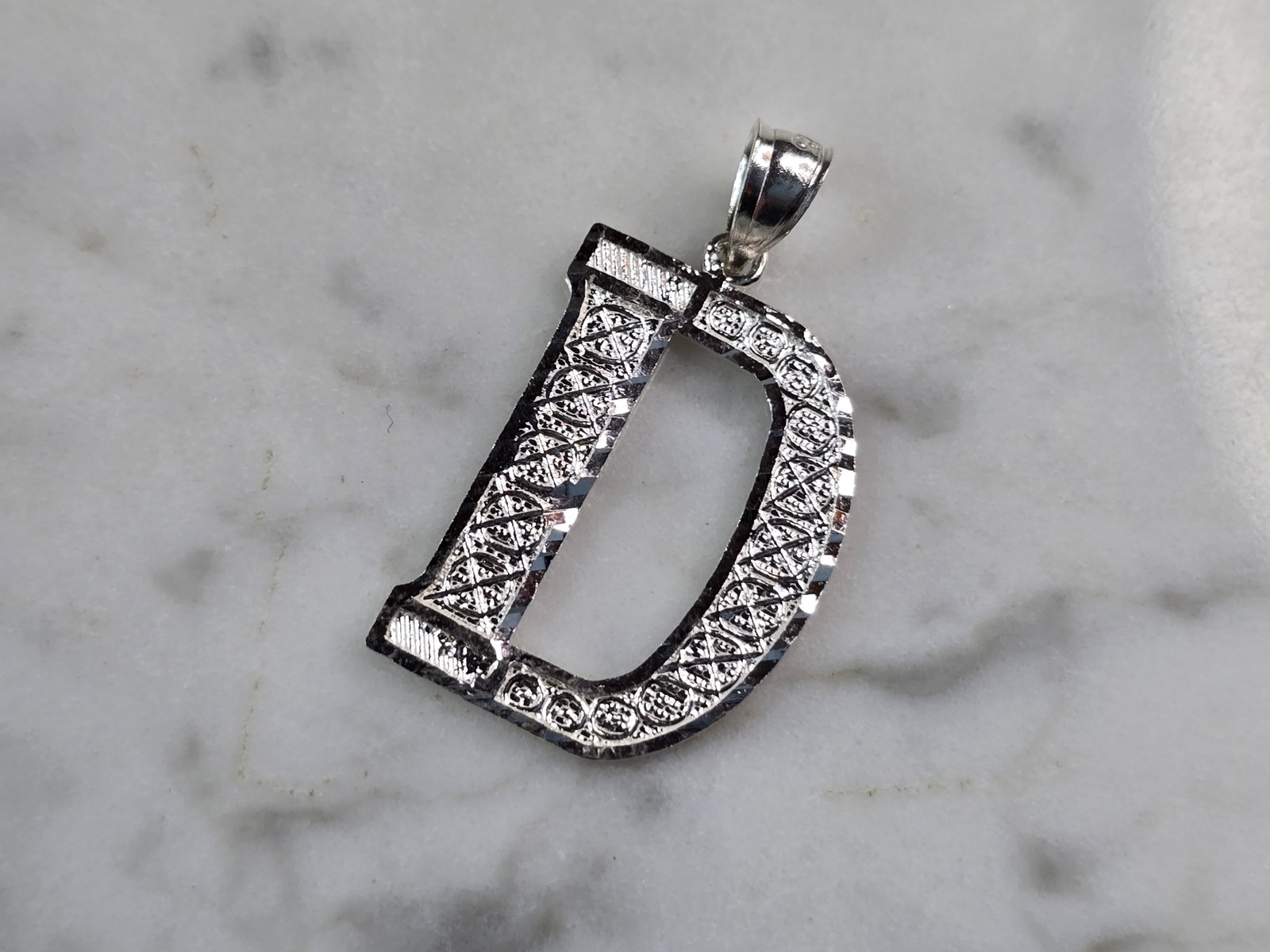 Womens Sterling Silver Initial Letter " D " Pendant: A WOMENS STERLING SILVER INITIAL LETTER "D" PENDANT. PENDANT WEIGHS 1.4g AND MEASURES 1 1/8" LONG BY 5/8" WIDE. MAKES A GREAT GIFT FOR THAT SOMEONE SPECIAL. ANY QUESTIONS, PLEASE ASK. BE SURE TO CHECK