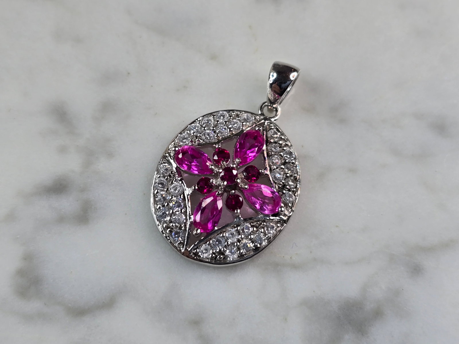Womens Estate Sterling Silver Modernist CZ Floral Pendant: A WOMENS ESTATE STERLING SILVER MODERNIST CZ FLORAL PENDANT. PENDANT WEIGHS 3.1g AND MEASURES 1" LONG BY 3/4" WIDE. MAKES A GREAT GIFT FOR THAT SOMEONE SPECIAL. ANY QUESTIONS, PLEASE ASK. BE SURE TO C