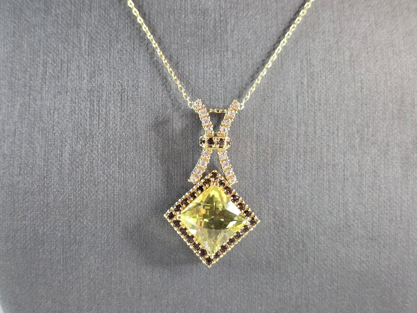 Womens Estate Sterling Silver Gold Tone Modernist Pendant Necklace: A WOMENS VINTAGE ESTATE STERLING SILVER GOLD TONE PENDANT WITH NECKLACE. THE NECKLACE MEASURES ABOUT 19 3/4" LONG, AND THE PENDANT MEASURES 1 5/8" LONG BY 1" WIDE. TOGETHER THEY WEIGH 11.1g. NOT SURE 