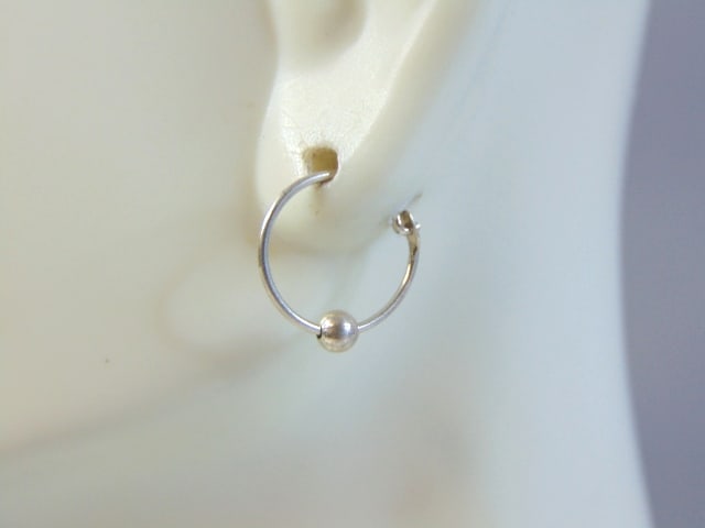 Vintage Estate Sterling Silver Hoop Earrings: A PAIR OF WOMENS STERLING SILVER HOOP EARRINGS. EARRINGS WEIGH .4g AND MEASURES 1/2" IN DIAMETER. ANY OTHER QUESTIONS, PLEASE DO NOT HESITATE TO ASK. BE SURE TO CHECK OUT SOME OF MY OTHER GREAT ITEMS 