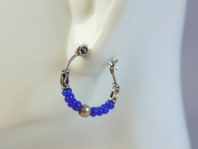Vintage Estate Sterling Silver Hoop Earrings: A PAIR OF WOMENS STERLING SILVER HOOP EARRINGS. EARRINGS WEIGH 1.1g AND MEASURES 5/8" IN DIAMETER. ANY OTHER QUESTIONS, PLEASE DO NOT HESITATE TO ASK. BE SURE TO CHECK OUT SOME OF MY OTHER GREAT ITEMS