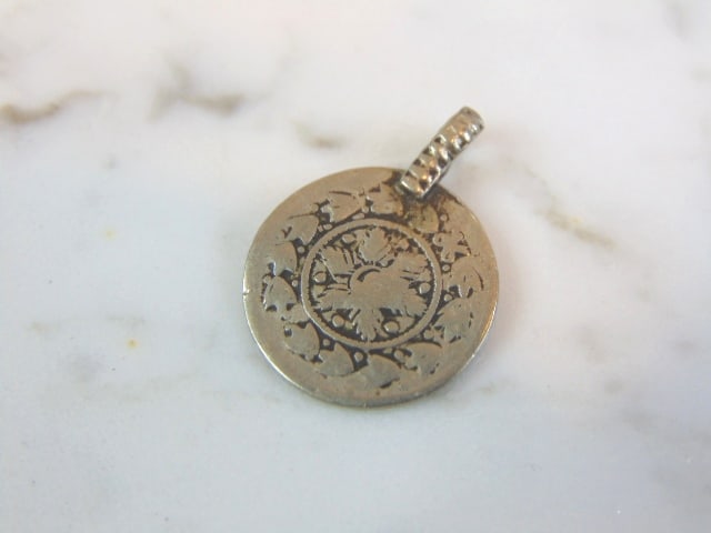 Womens Vintage Estate Sterling Silver Charm: FOR SALE IS THIS VINTAGE ESTATE STERLING SILVER CHARM. CHARM WEIGHS 1.5g AND MEASURES 7/8" LONG BY 1/2" WIDE. MAKES A GREAT GIFT FOR THAT SOMEONE SPECIAL. ANY QUESTIONS, PLEASE ASK. BE SURE TO CHECK O