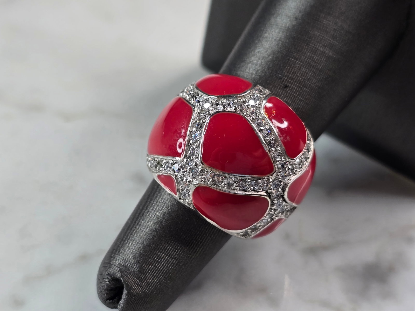 Womens Vintage Estate Sterling Silver Enamel Ring: A WOMENS VINTAGE ESTATE STERLING SILVER & ENAMEL RING. THE RING SIZE IS A 6.75, AND WEIGHS 14.0g. THE WIDTH OF THE RING IS 7/8". WOULD MAKE A NICE GIFT FOR THAT SOMEONE SPECIAL. ANY QUESTIONS PLEASE