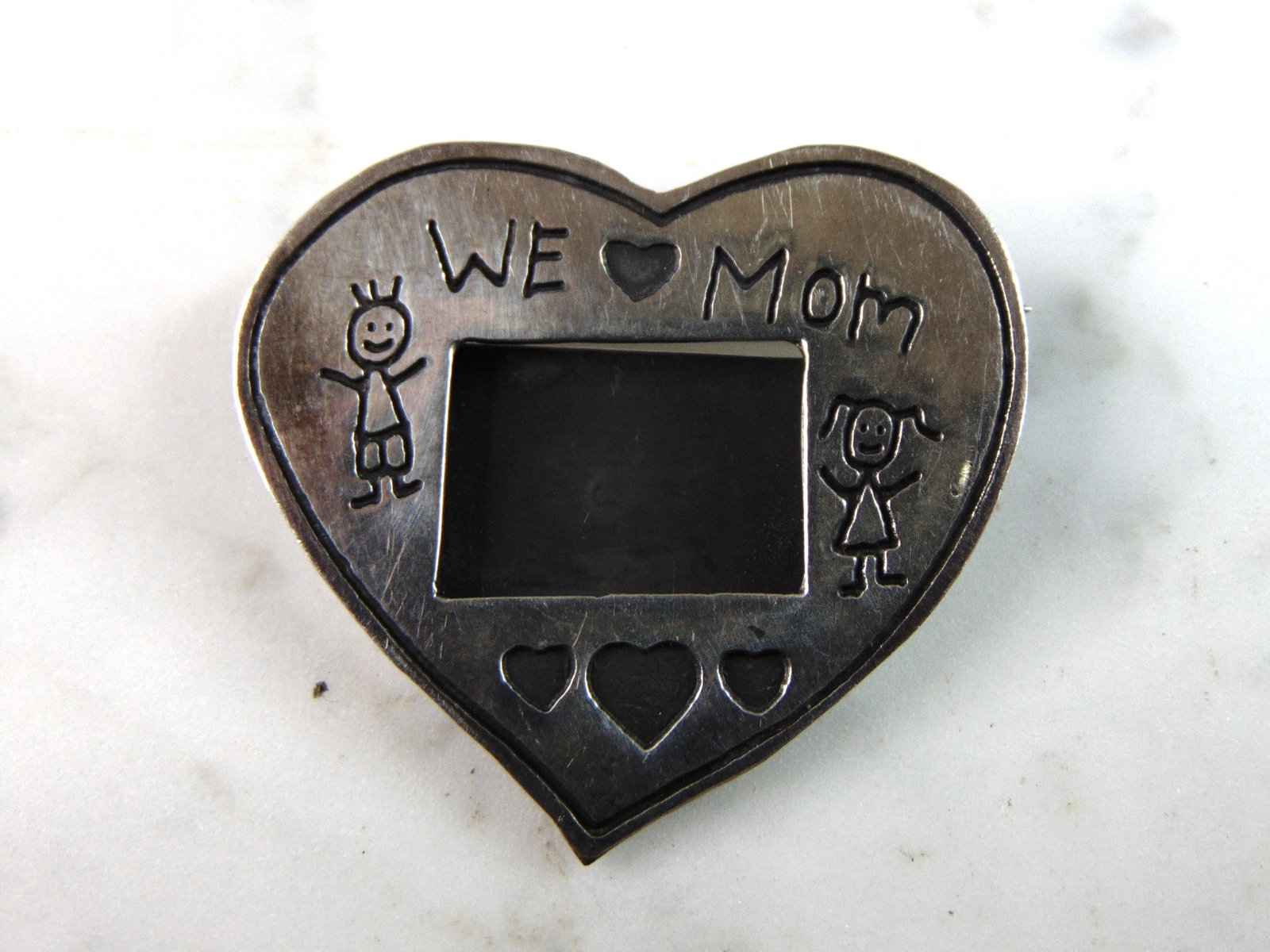 Womens Vintage Estate Sterling Silver Heart Picture Brooch: A WOMENS VINTAGE ESTATE STERLING SILVER HEART PICTURE BROOCH. BROOCH WEIGHS 6.7g AND MEASURES 1 1/2" LONG BY 1 3/8" WIDE. BROCCH HAS A SLOT FOR A PICTURE THAT MEASURES 5/8" BY 1/2". MAKES A GREAT GIFT