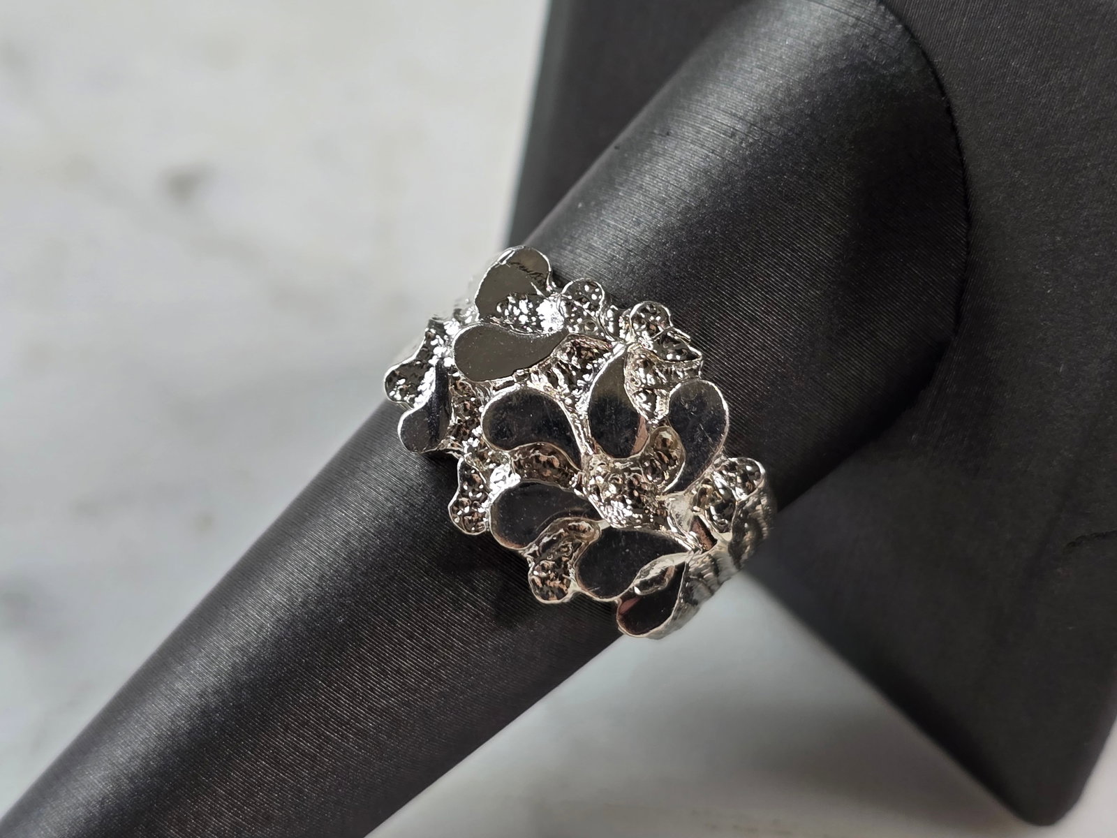 Mens Vintage Estate Sterling Silver Nugget Style Ring: A MENS VINTAGE ESTATE STERLING SILVER NUGGET STYLE RING. THE RING WEIGHS 5.3g AND IS A SIZE 9.5. THE WIDTH OF THE RING IS 5/8". THIS RING WOULD BE A WONDERFUL GIFT FOR THAT SPECIAL SOMEONE. ANY QUESTI