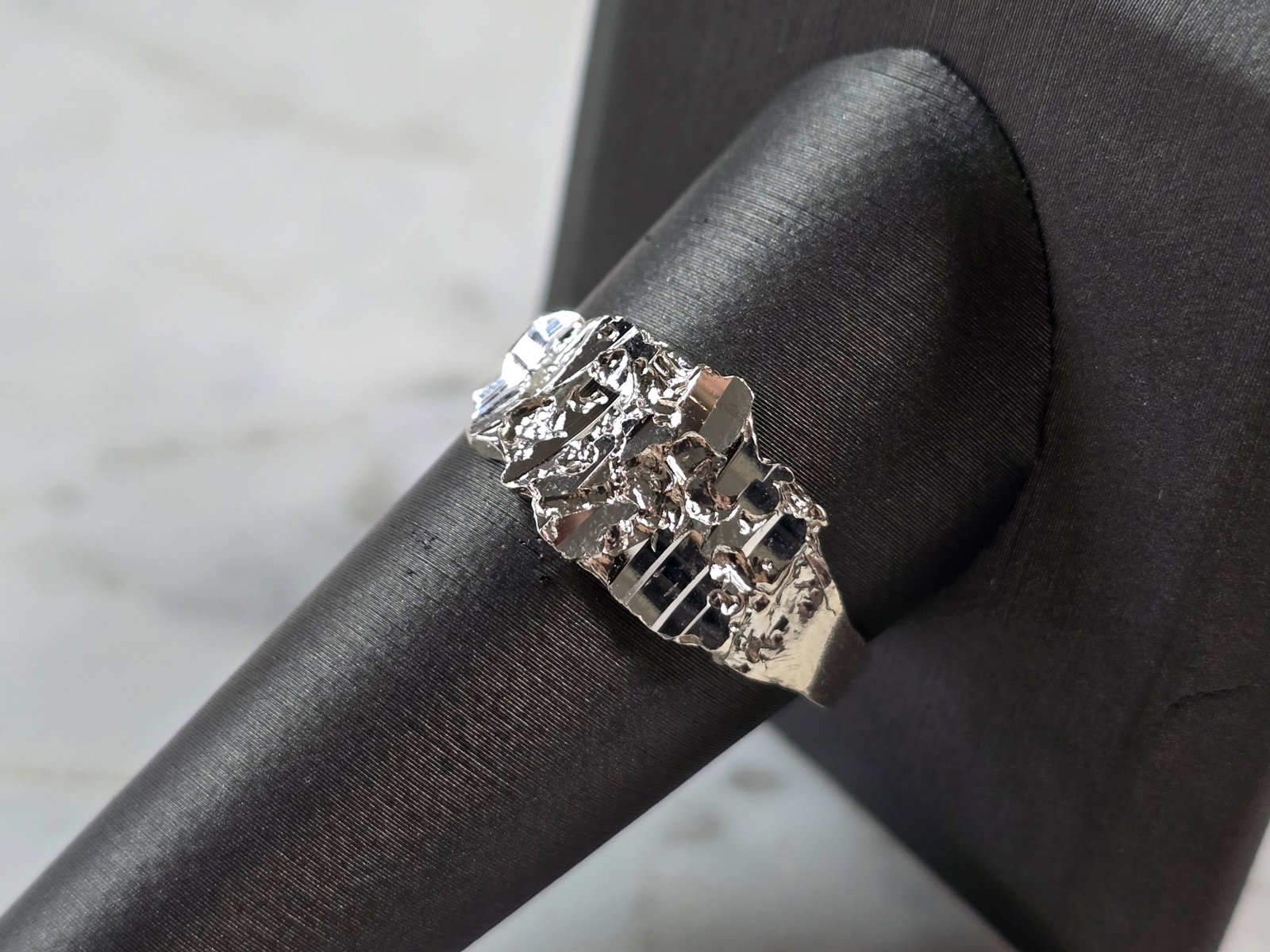 Mens Womens Vintage Estate Sterling Silver Nugget Style Ring: A MENS OR WOMENS VINTAGE ESTATE STERLING SILVER NUGGET STYLE RING. THE RING WEIGHS 2.6g AND IS A SIZE 10.75. THE WIDTH OF THE RING IS 1/2". THIS RING WOULD BE A WONDERFUL GIFT FOR THAT SPECIAL SOMEONE