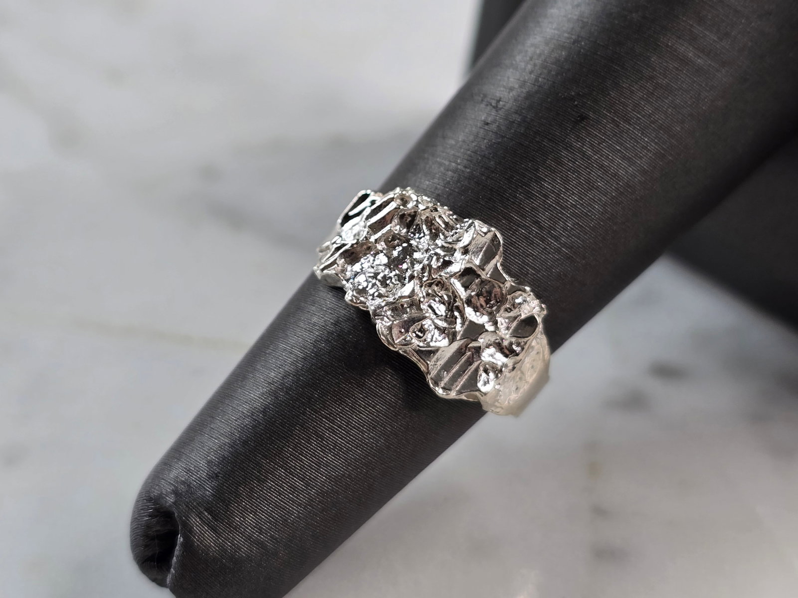 Womens Vintage Estate Sterling Silver Nugget Style Ring: A WOMENS VINTAGE ESTATE STERLING SILVER NUGGET STYLE RING. THE RING WEIGHS 2.0g AND IS A SIZE 5.75. THE WIDTH OF THE RING IS 5/16". THIS RING WOULD BE A WONDERFUL GIFT FOR THAT SPECIAL SOMEONE. ANY QU
